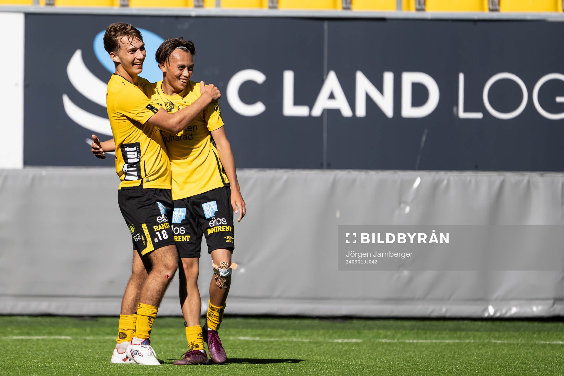 Elfsborgs Adam Wetterlov jublar med Stig Karlsson efter 2-2 under fotbollsmatchen i P17 Allsvenskan Södra mellan Elfsborg och Hammarby den 1 september 2024 i Borås.