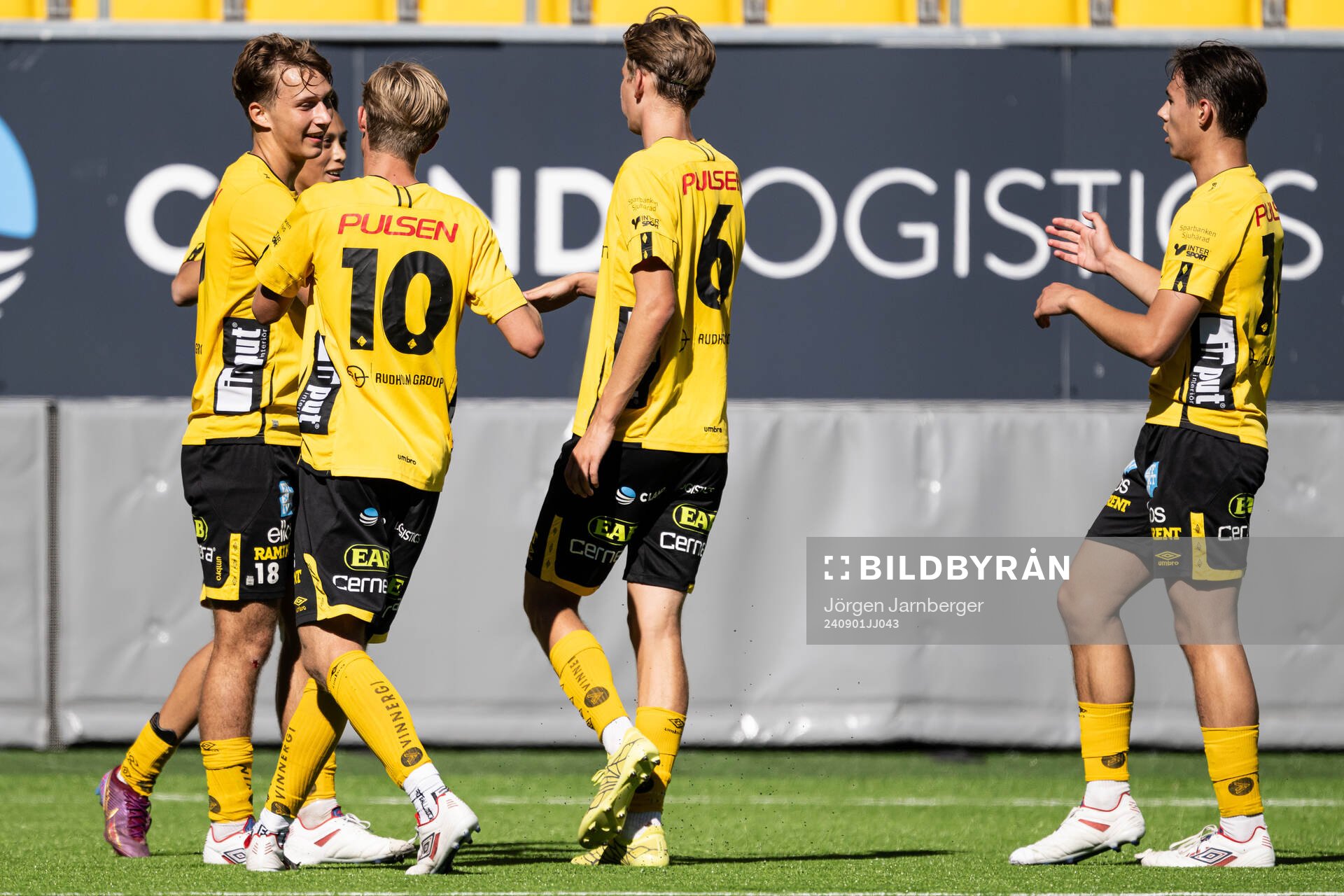 Elfsborgs Adam Wetterlov (v) jublar med lagkamrater efter 2-2 under fotbollsmatchen i P17 Allsvenskan Södra mellan Elfsborg och Hammarby den 1 september 2024 i Borås.