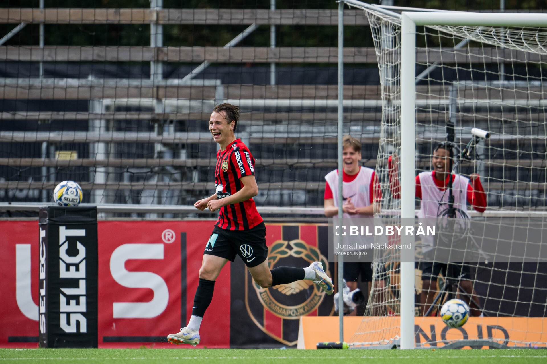 Brommapojkarnas Alex Timossi Andersson jublar