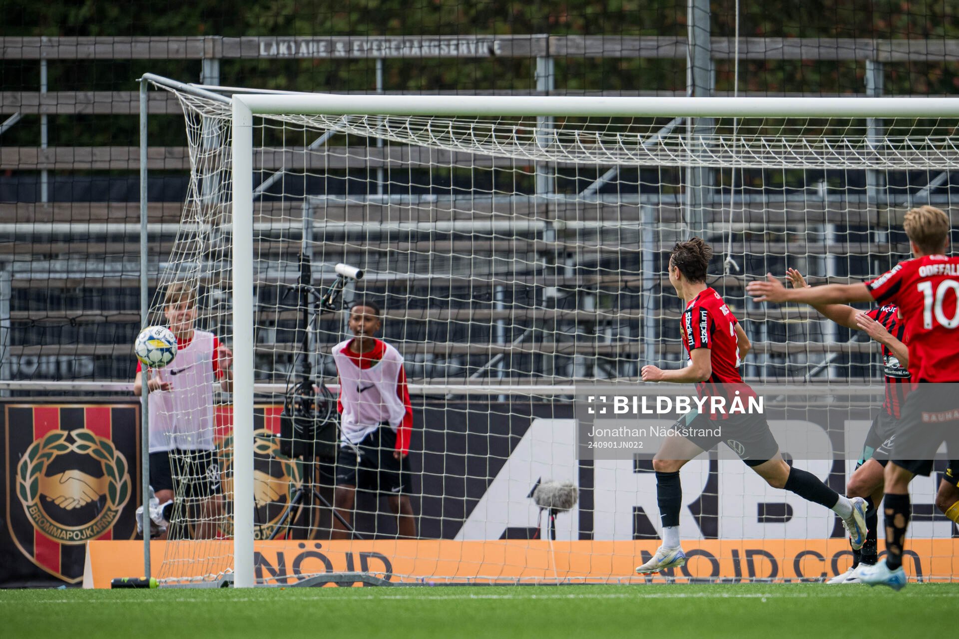 Brommapojkarnas Alex Timossi Andersson jublar