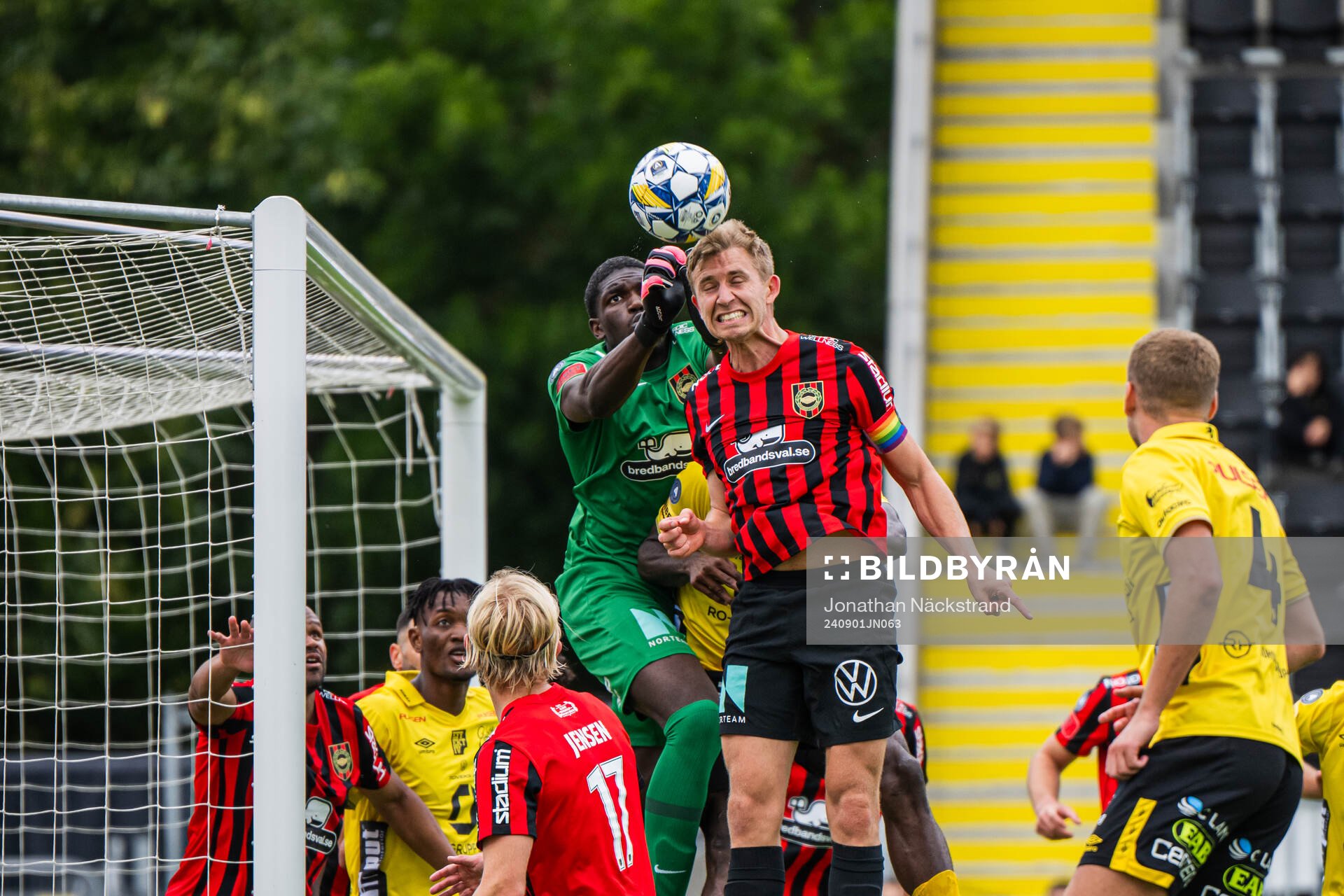 Brommapojkarnas målvakt Otega Ekperuoh och Wilmer Odefalk