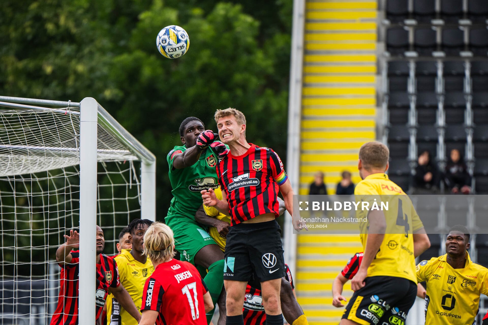 Brommapojkarnas målvakt Otega Ekperuoh och Wilmer Odefalk