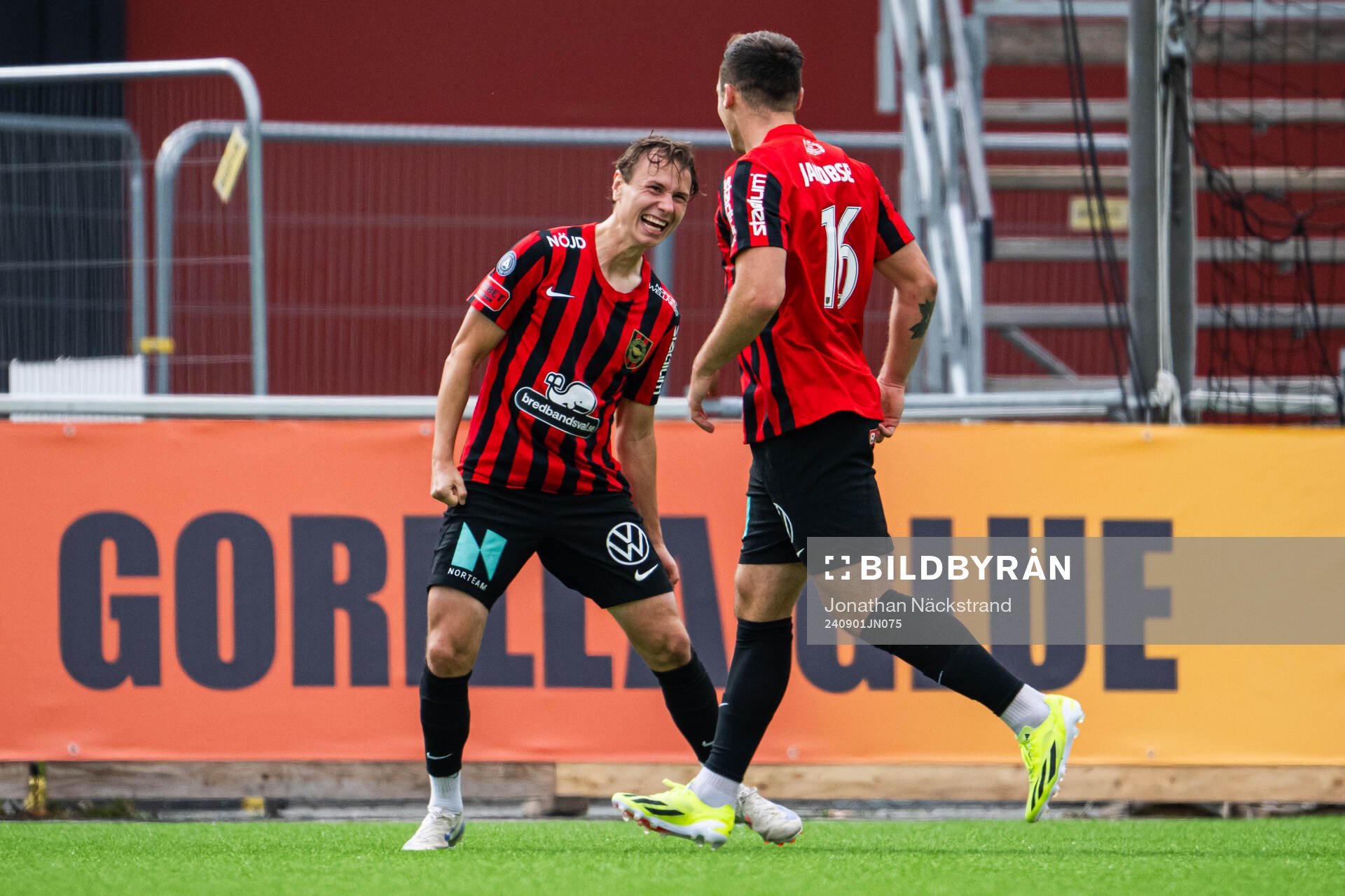 Brommapojkarnas Alex Timossi Andersson jublar