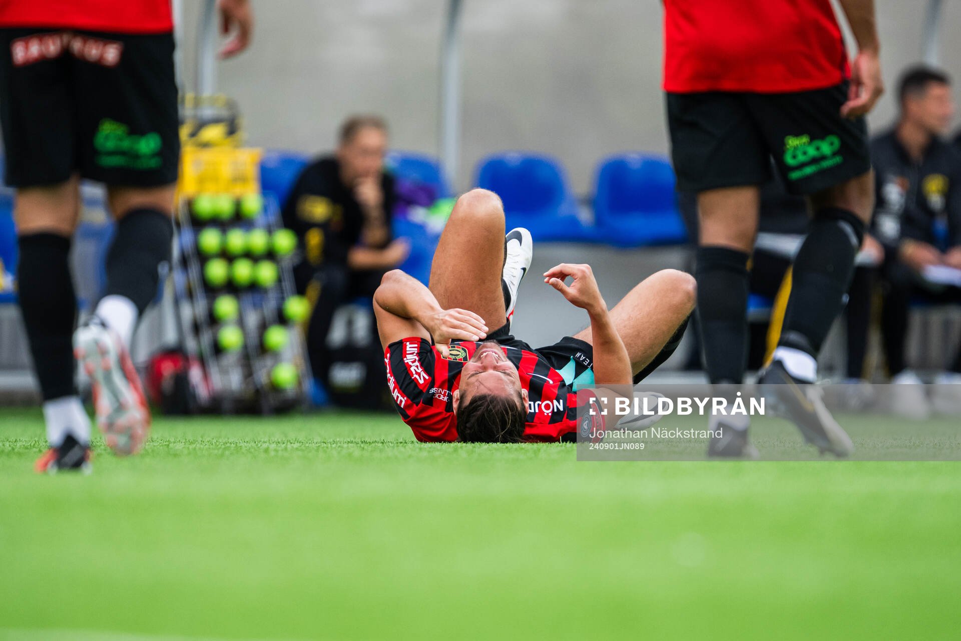 Brommapojkarnas Nikola Vasic har ont