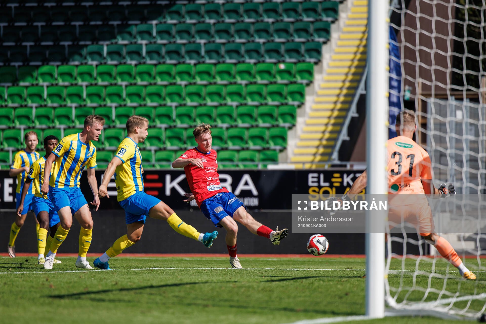 Tvååkers Oliver Brynéus gör 1-0 under fotbollsmatchen i Ettan södra mellan Tvååker och Eskilsminne den 1 september 2024 i Varberg.