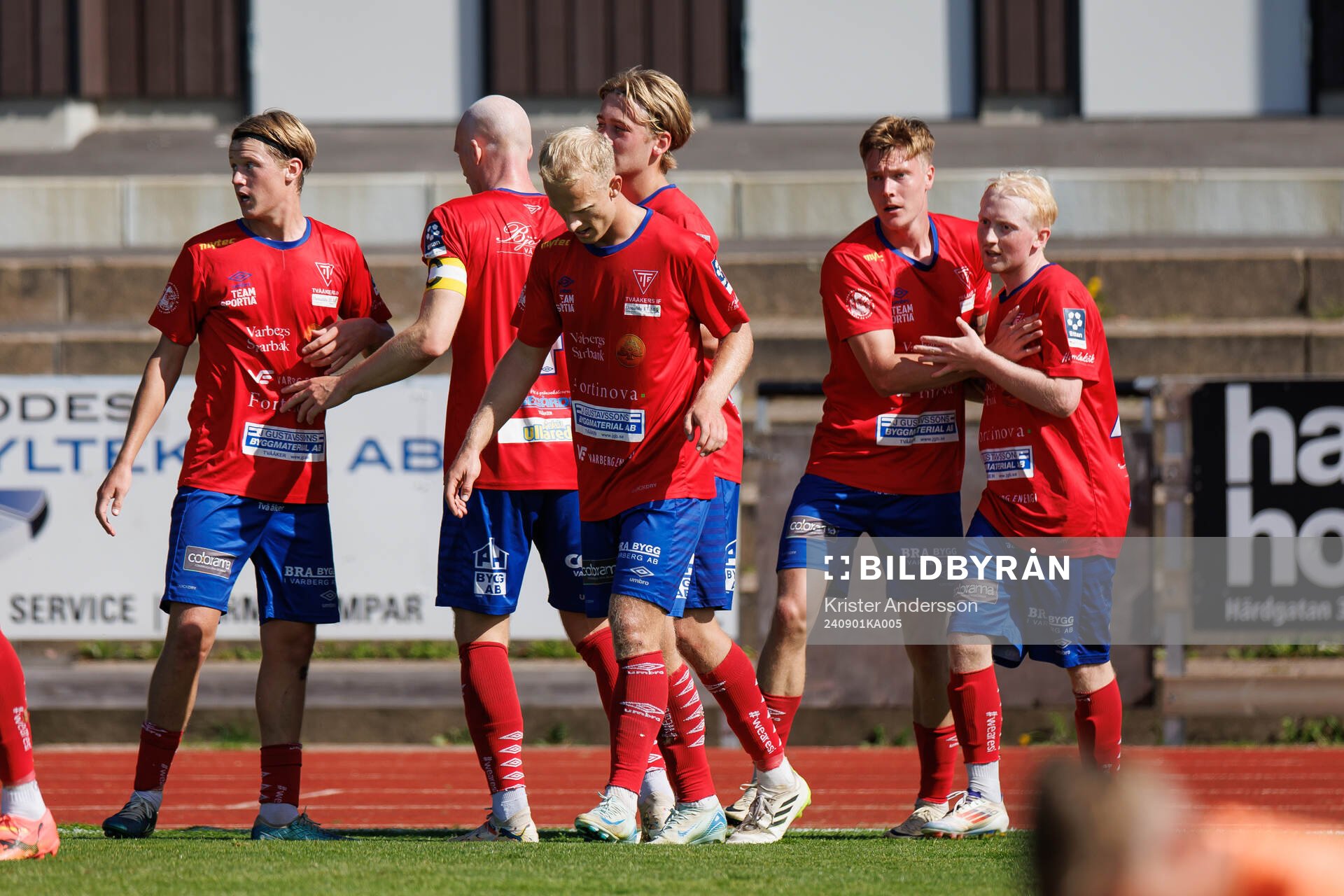 Tvååkers spelare jublar