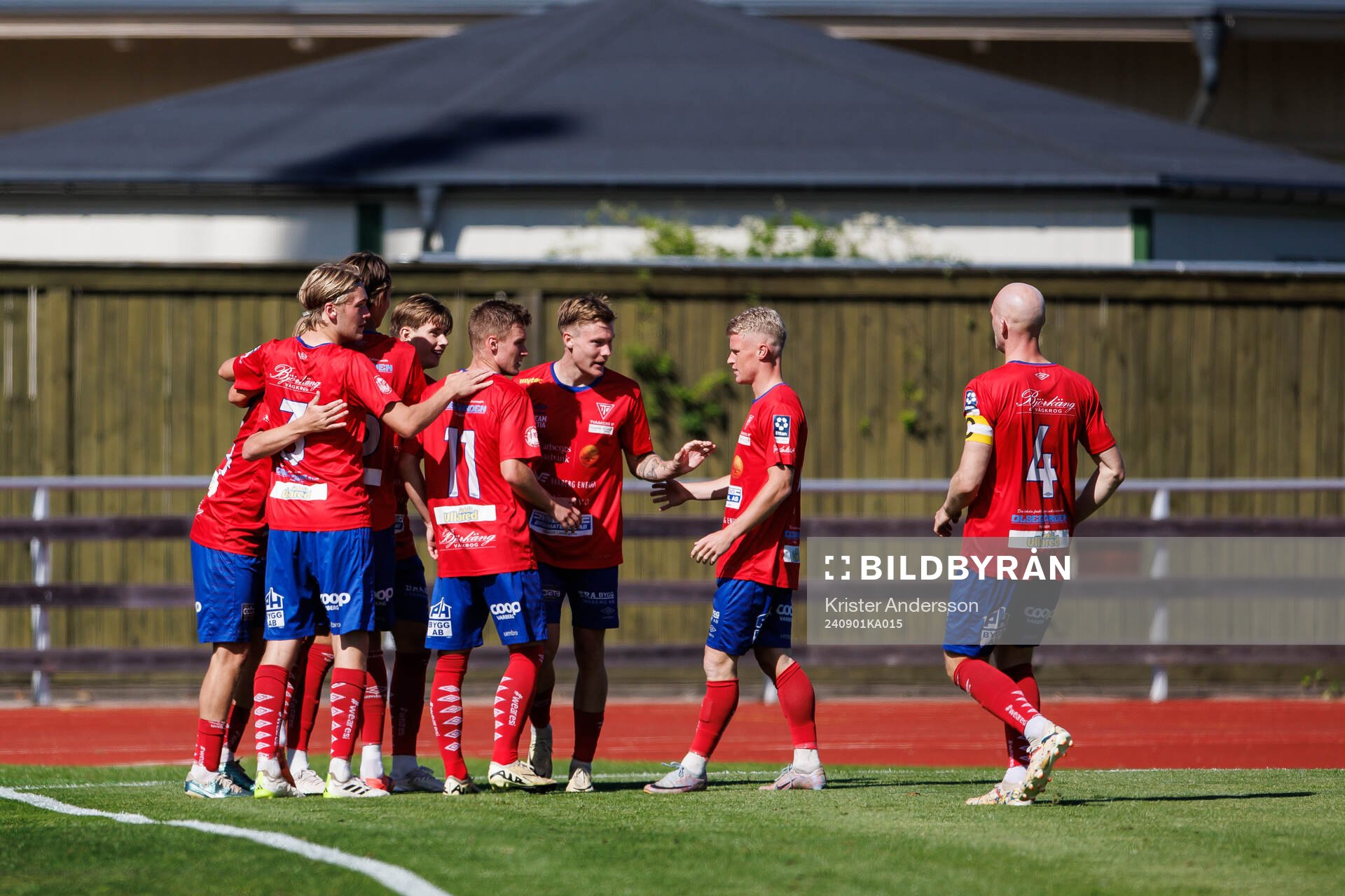Tvååkers Lukas Paulsén jublar med laget efter 2-0 under fotbollsmatchen i Ettan södra mellan Tvååker och Eskilsminne den 1 september 2024 i Varberg.