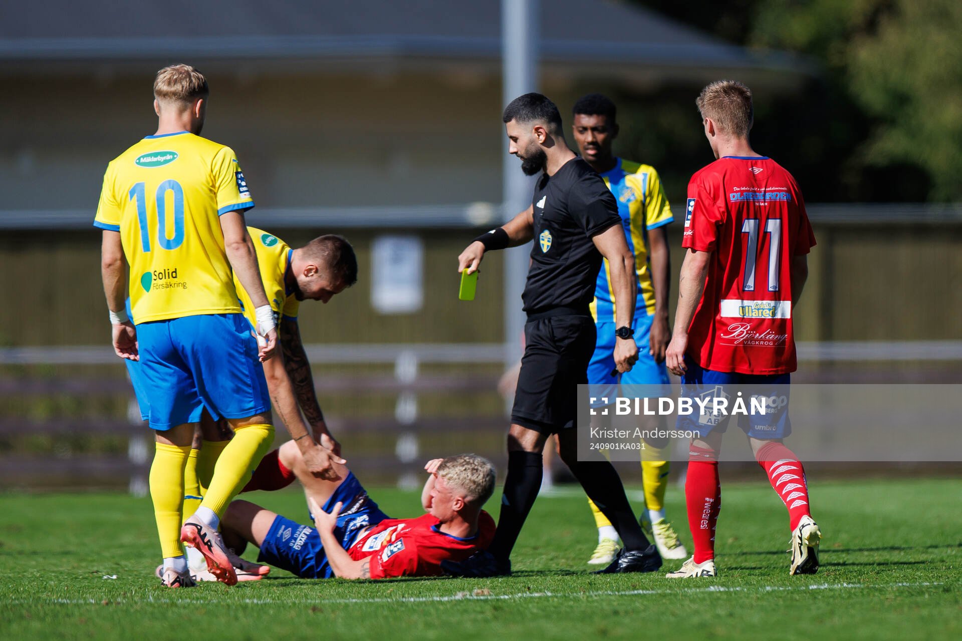 Domare Jasin Holmegren ger gult kort till Eskilsminnes Casper Seger under fotbollsmatchen i Ettan södra mellan Tvååker och Eskilsminne den 1 september 2024 i Varberg.