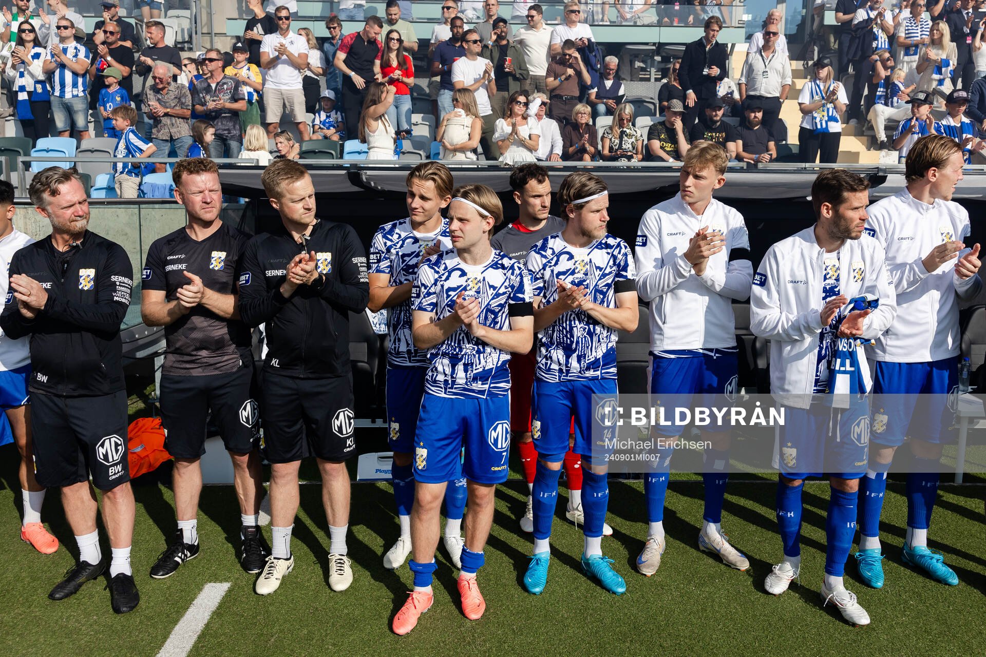 IFK Göteborgs spelare med en hyllning till Sven-Göran
