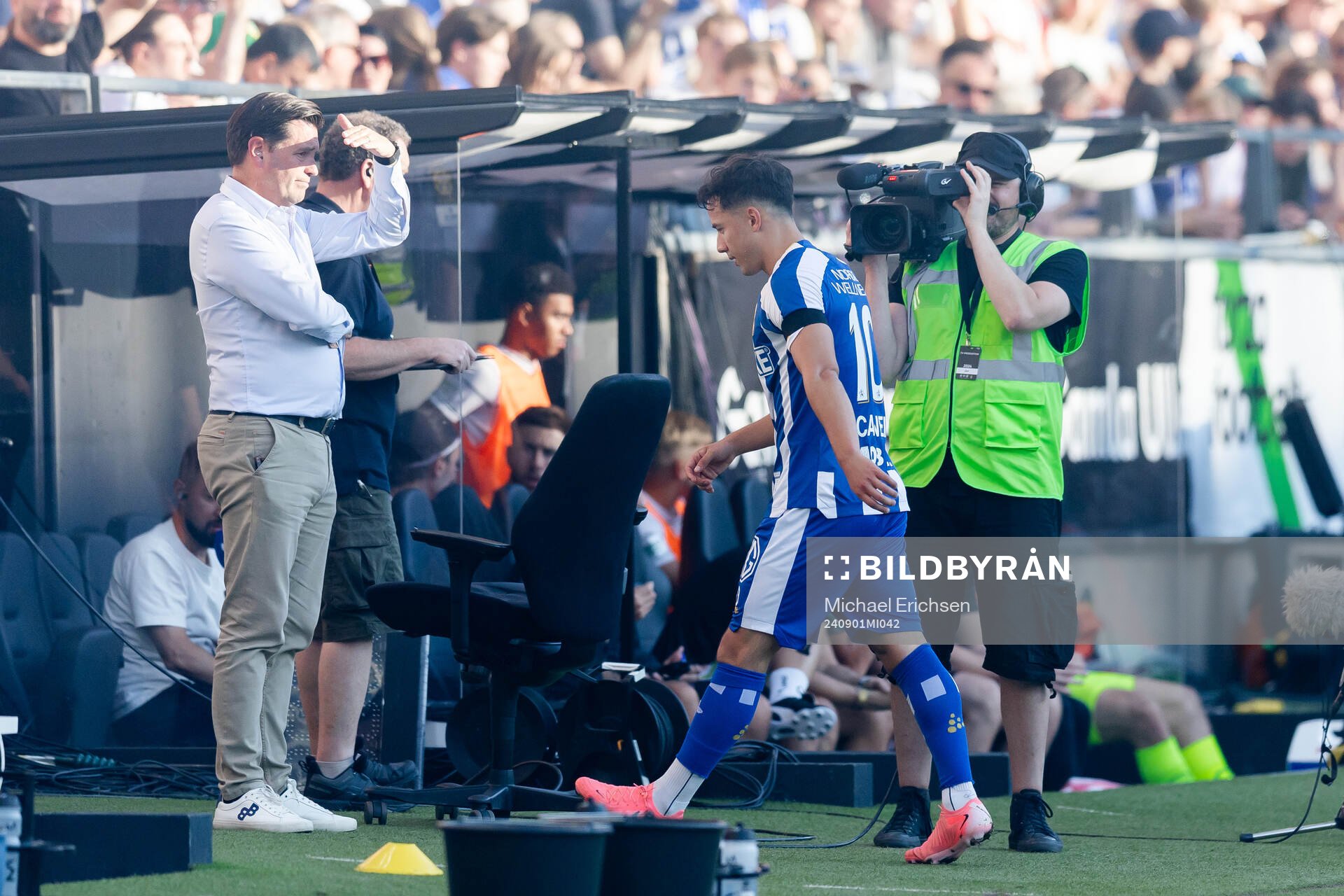 IFK Göteborgs Hussein Carneil lämnar planen