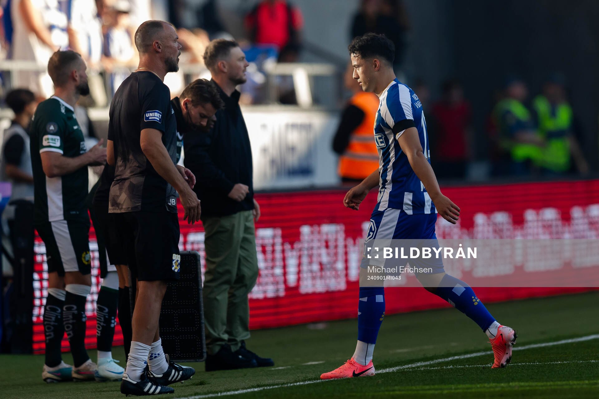 IFK Göteborgs Hussein Carneil lämnar planen