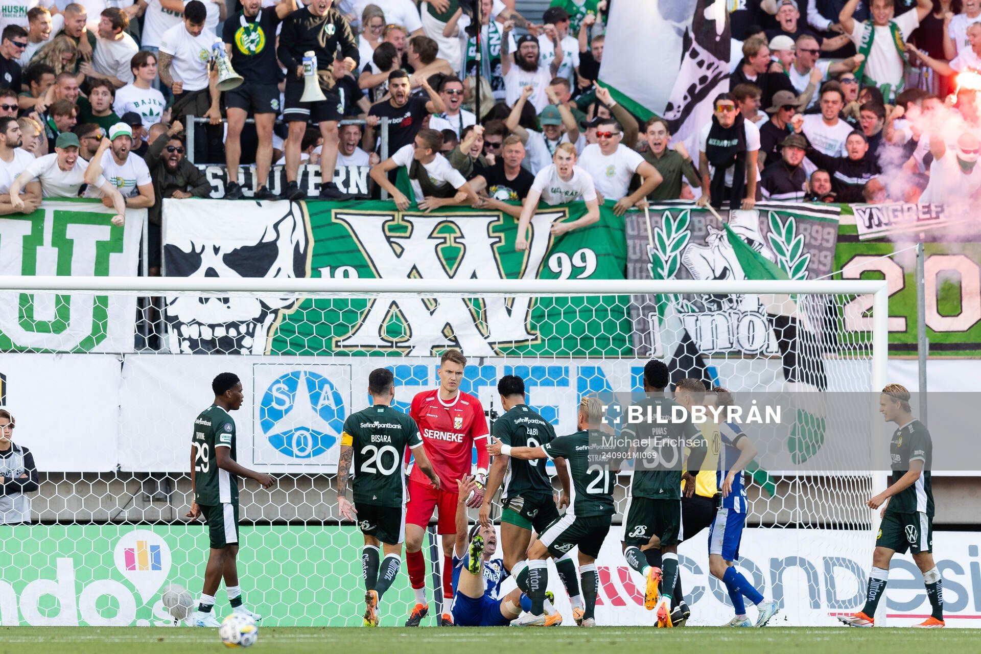 Hammarbys Jusef Erabi jublar över IFK Göteborgs  Gustav