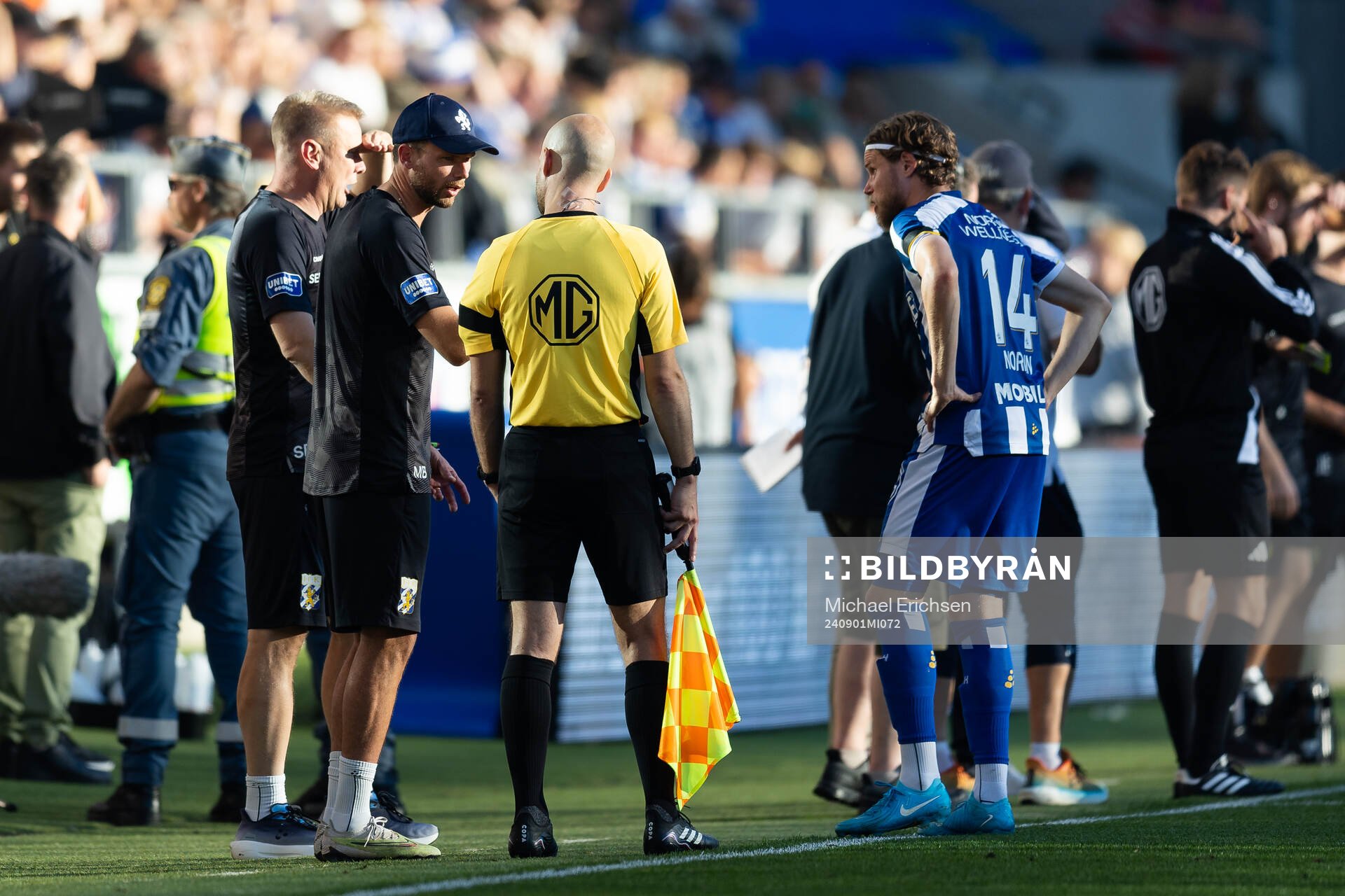 IFK Göteborgs spelarutvecklare Marcus Berg pratar med en