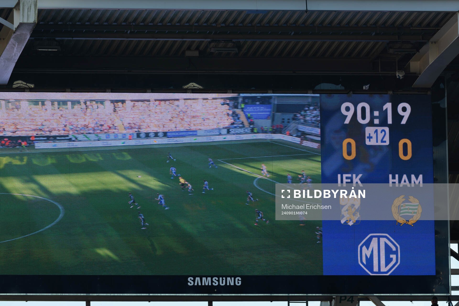 En skärm på Gamla Ullevi visar tillägstiden