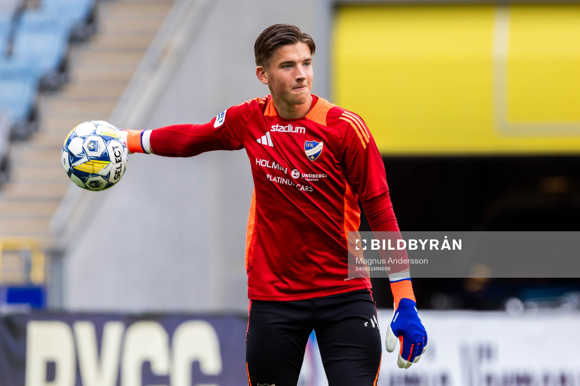 IFK Norrköpings målvakt David Andersson på uppvärmningen inför fotbollsmatchen i Allsvenskan mellan IFK Norrköping och Häcken den 1 september 2024 i Norrköping.
