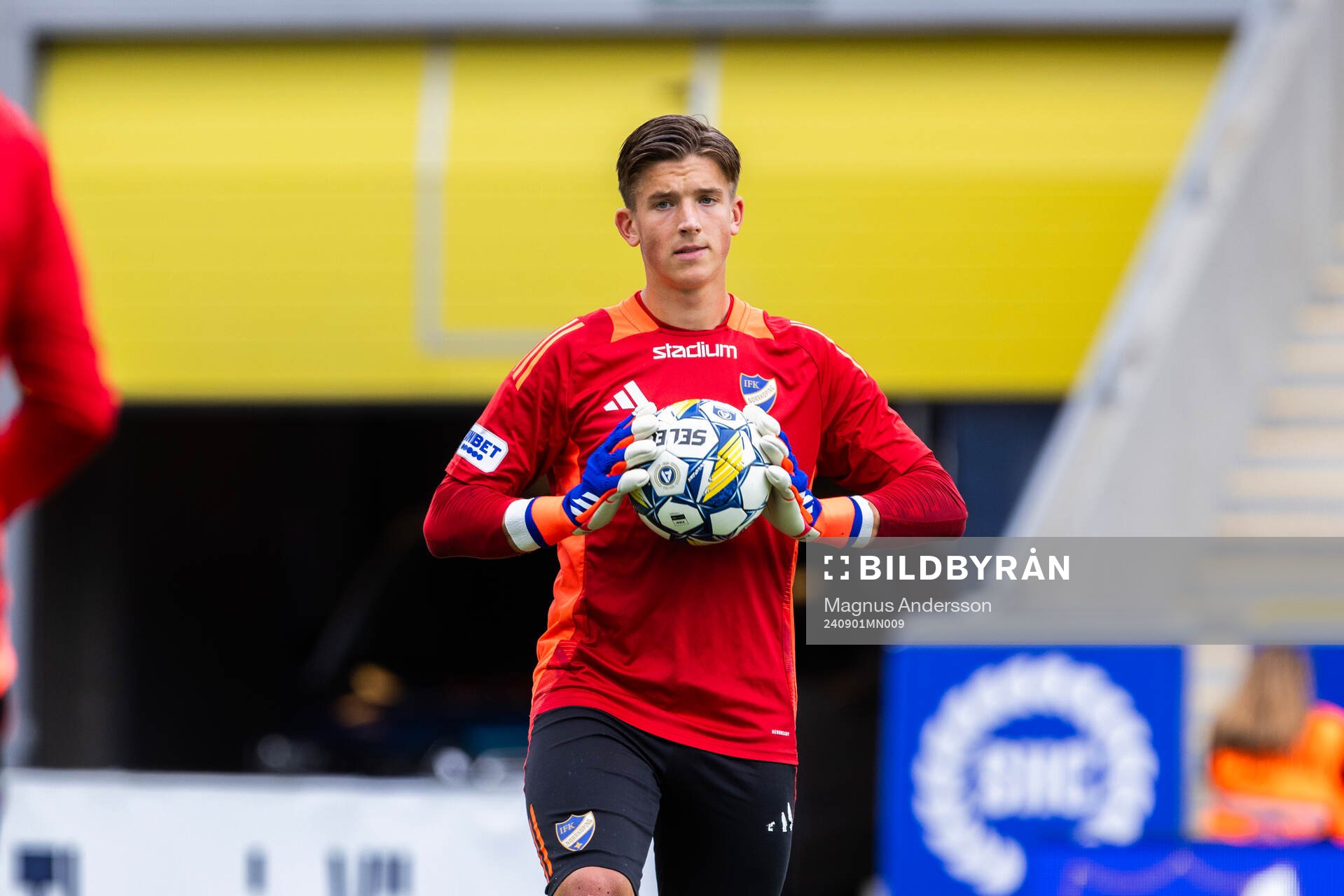 IFK Norrköpings målvakt David Andersson på uppvärmningen inför fotbollsmatchen i Allsvenskan mellan IFK Norrköping och Häcken den 1 september 2024 i Norrköping.