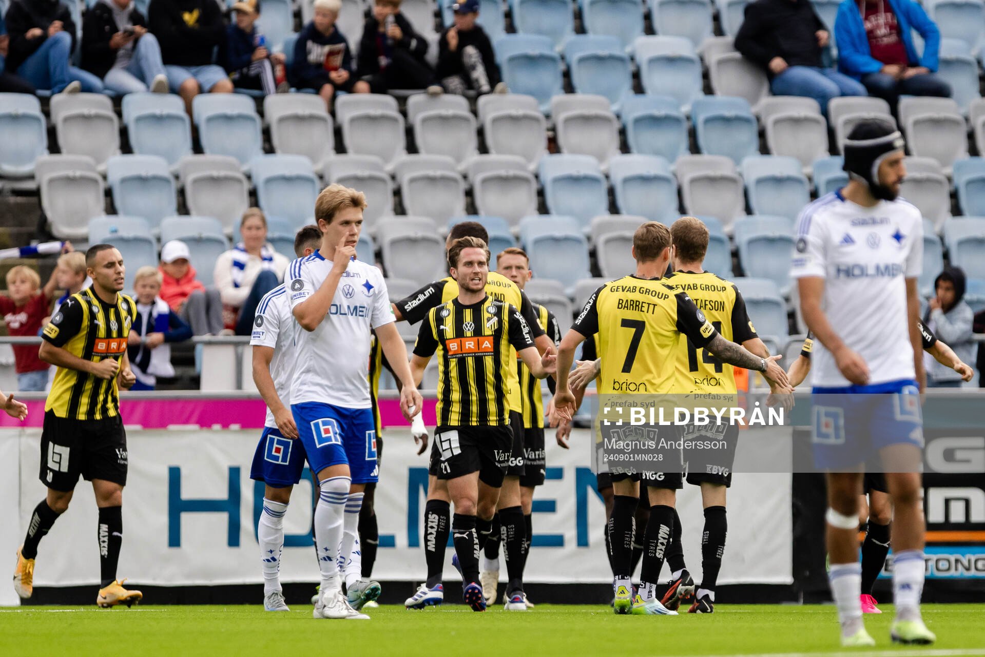 Häckens spelare jublar med Ali Youssef