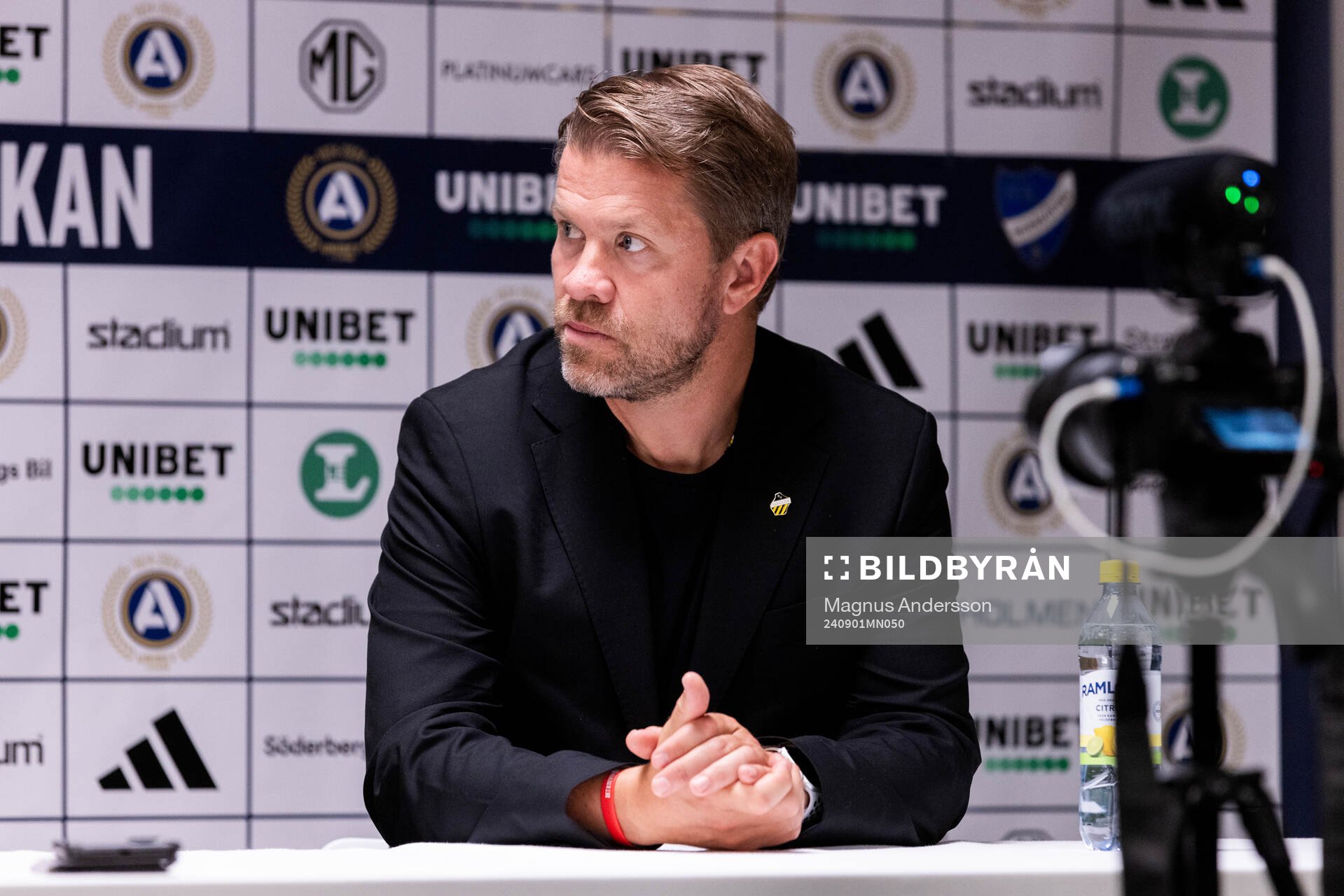 Häckens tränare Pål Arne Johansen på presskonferensen