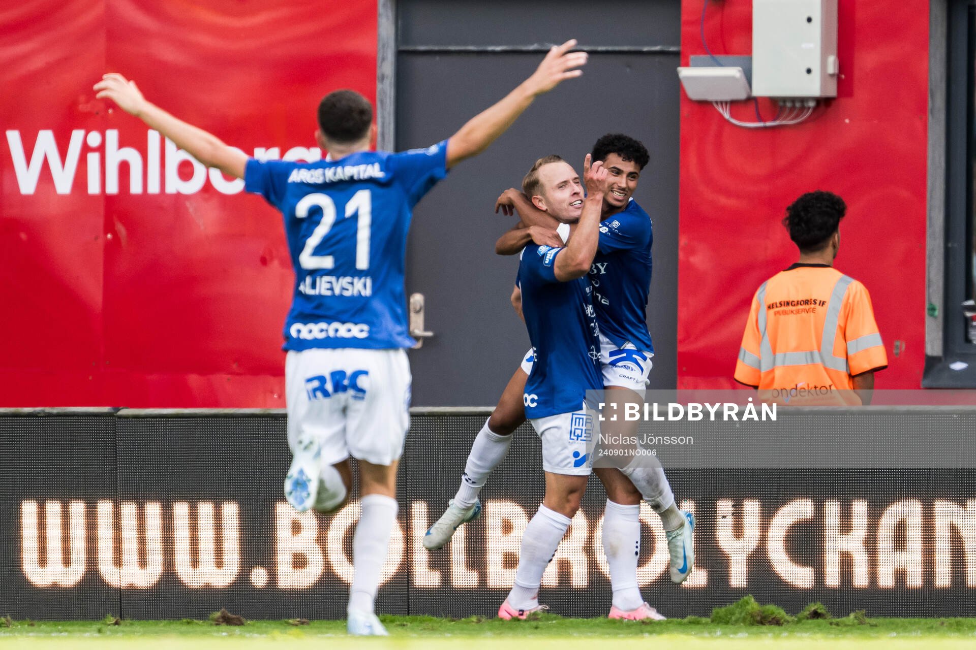 Trelleborgs Pierre Dahlin Larsen och Samuel Asoma jublar efter 0-1 under fotbollsmatchen i Superettan mellan Helsingborg och Trelleborg den 1 september 2024 i Helsingborg.
