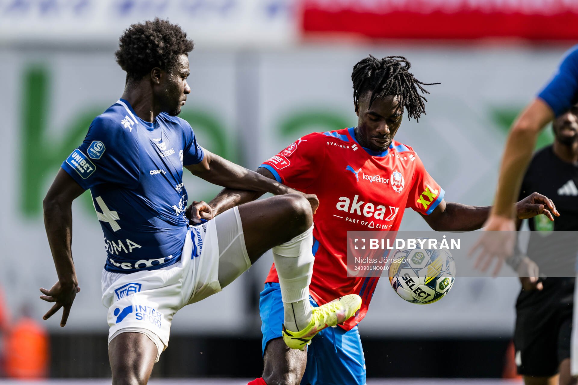 Trelleborgs Samuel Asoma och Helsingborgs Benjamin Acquah under fotbollsmatchen i Superettan mellan Helsingborg och Trelleborg den 1 september 2024 i Helsingborg.