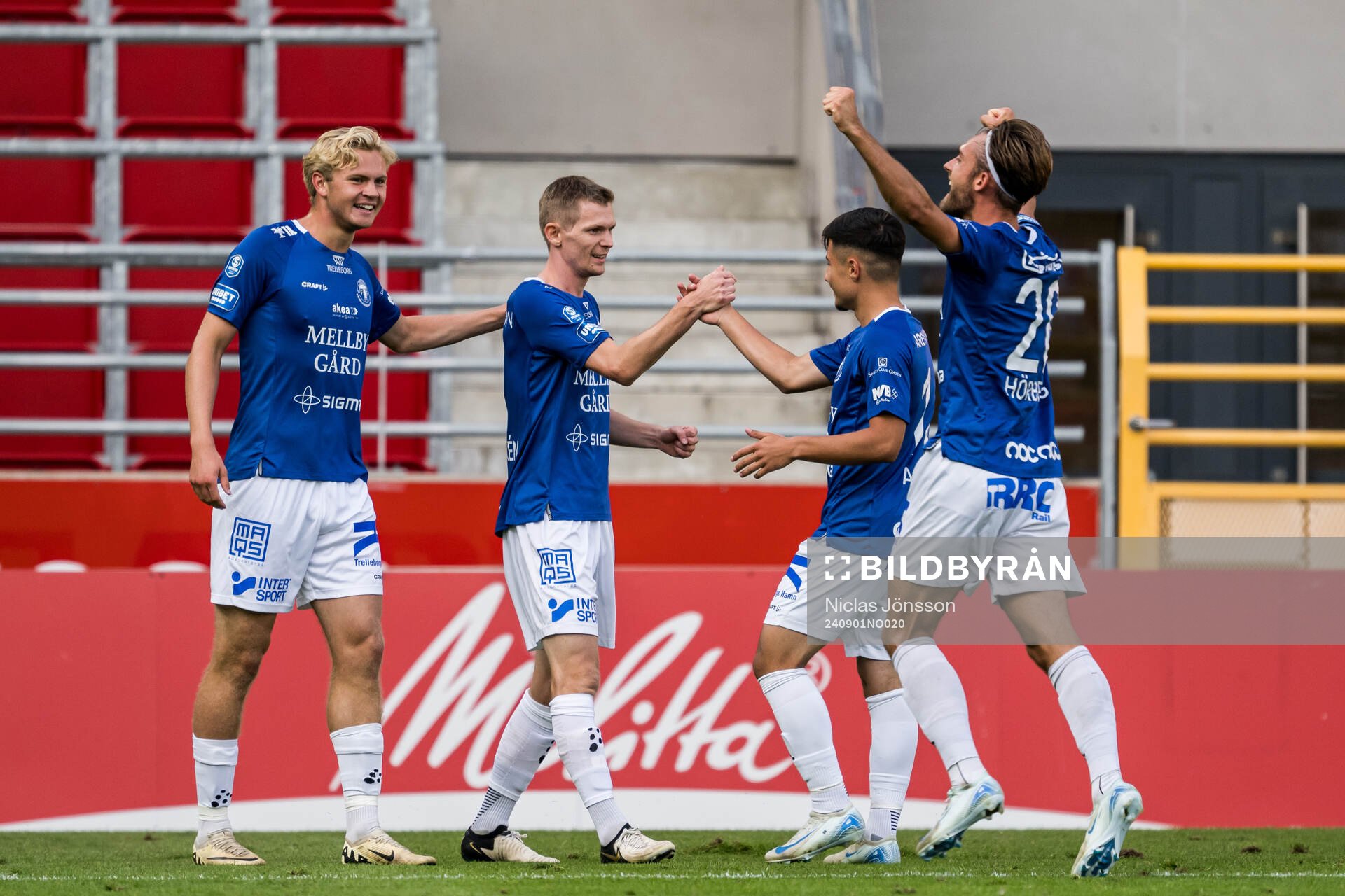 Trelleborgs Johannes Käck och Fritiof Björkén jublar efter 0-3 under fotbollsmatchen i Superettan mellan Helsingborg och Trelleborg den 1 september 2024 i Helsingborg.