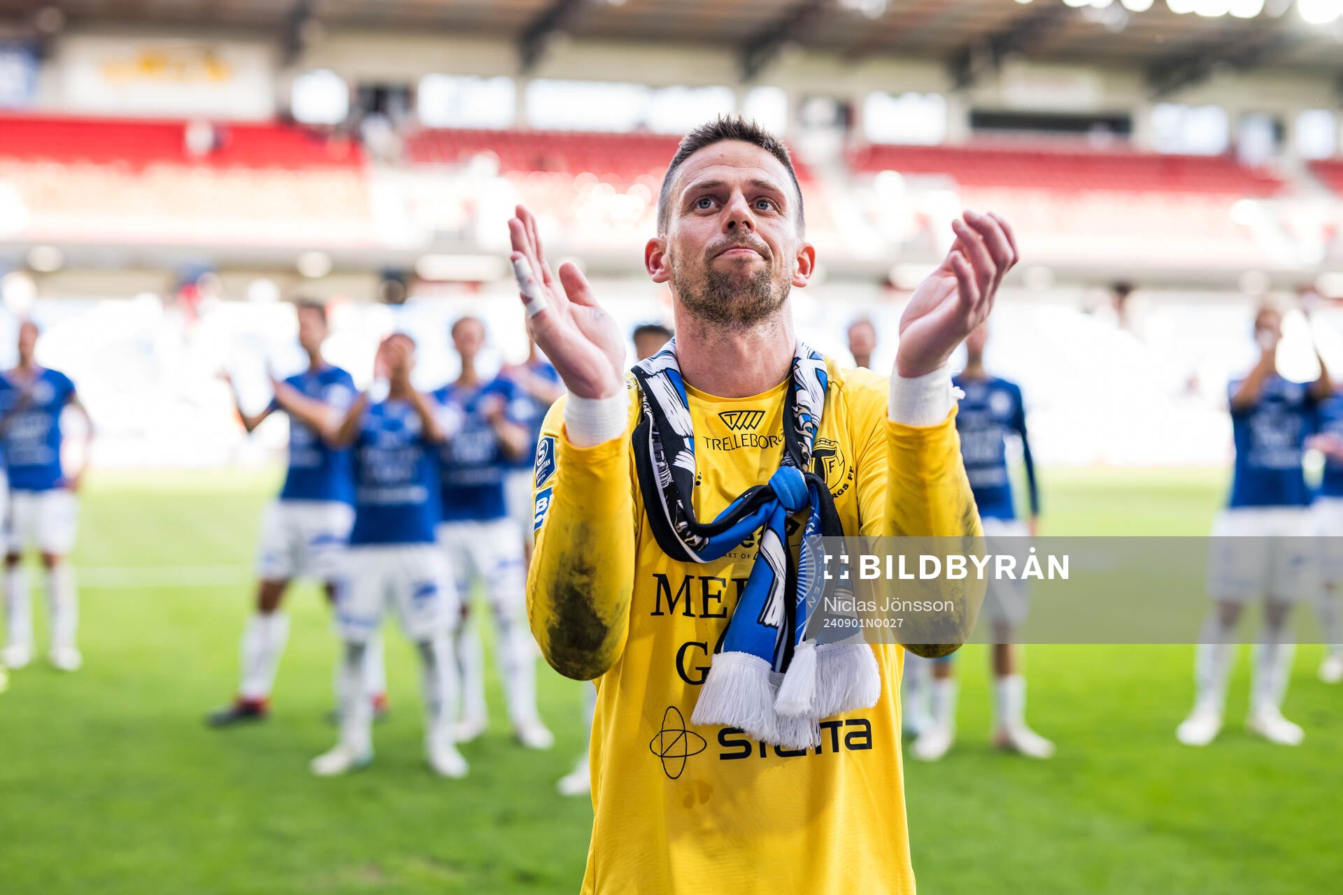 Trelleborgs målvakt Andreas Larsen jublar