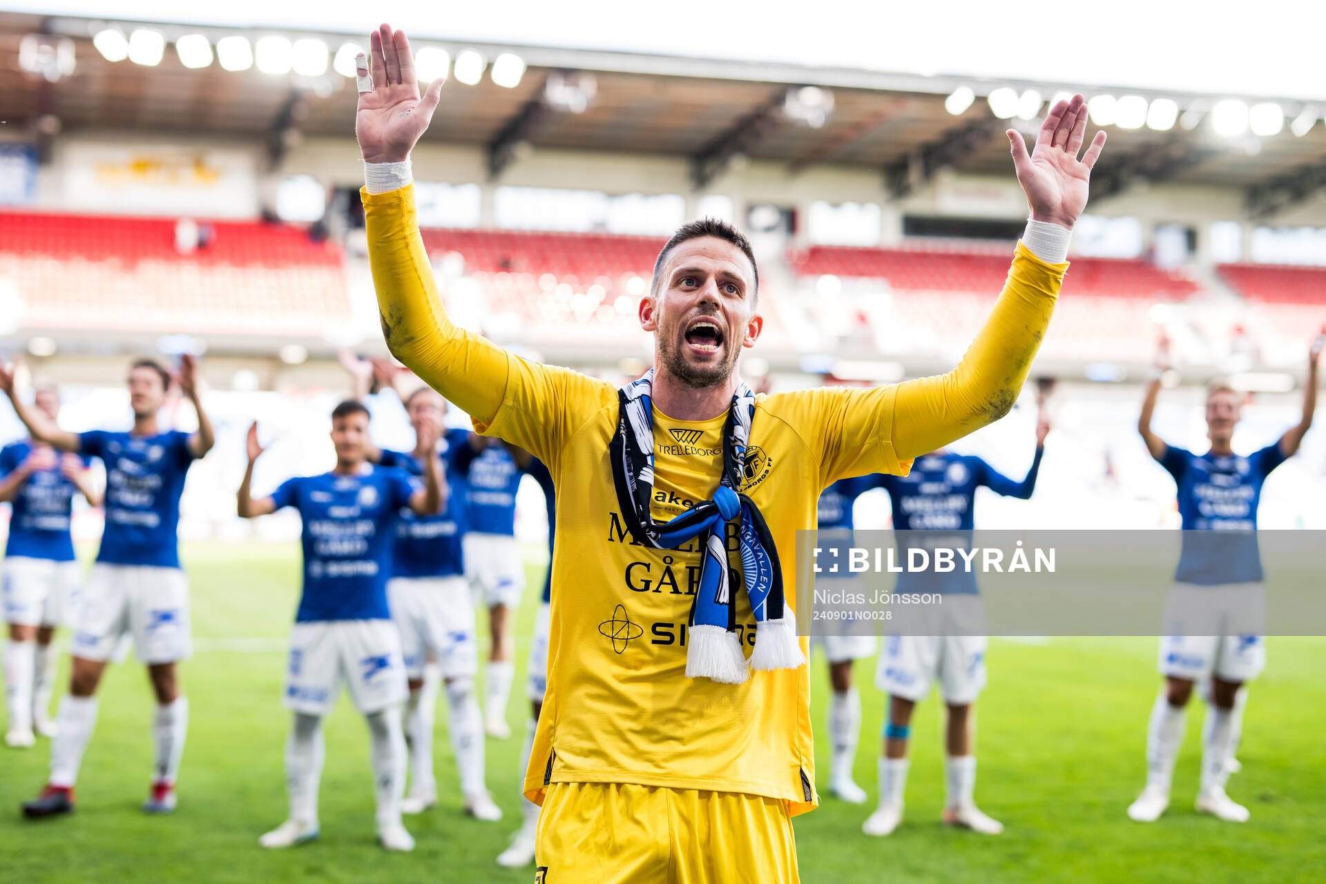 Trelleborgs målvakt Andreas Larsen jublar
