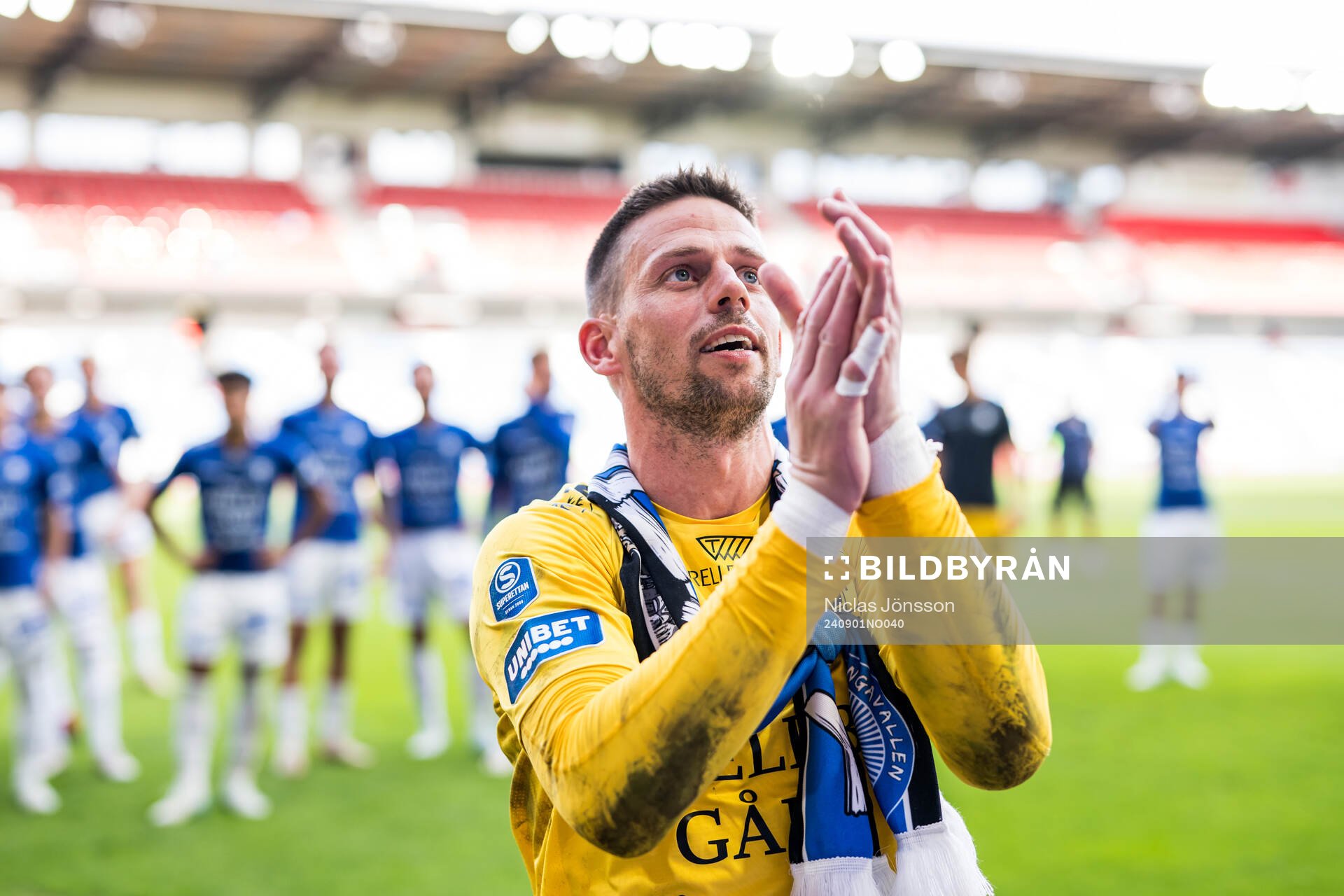 Trelleborgs målvakt Andreas Larsen jublar