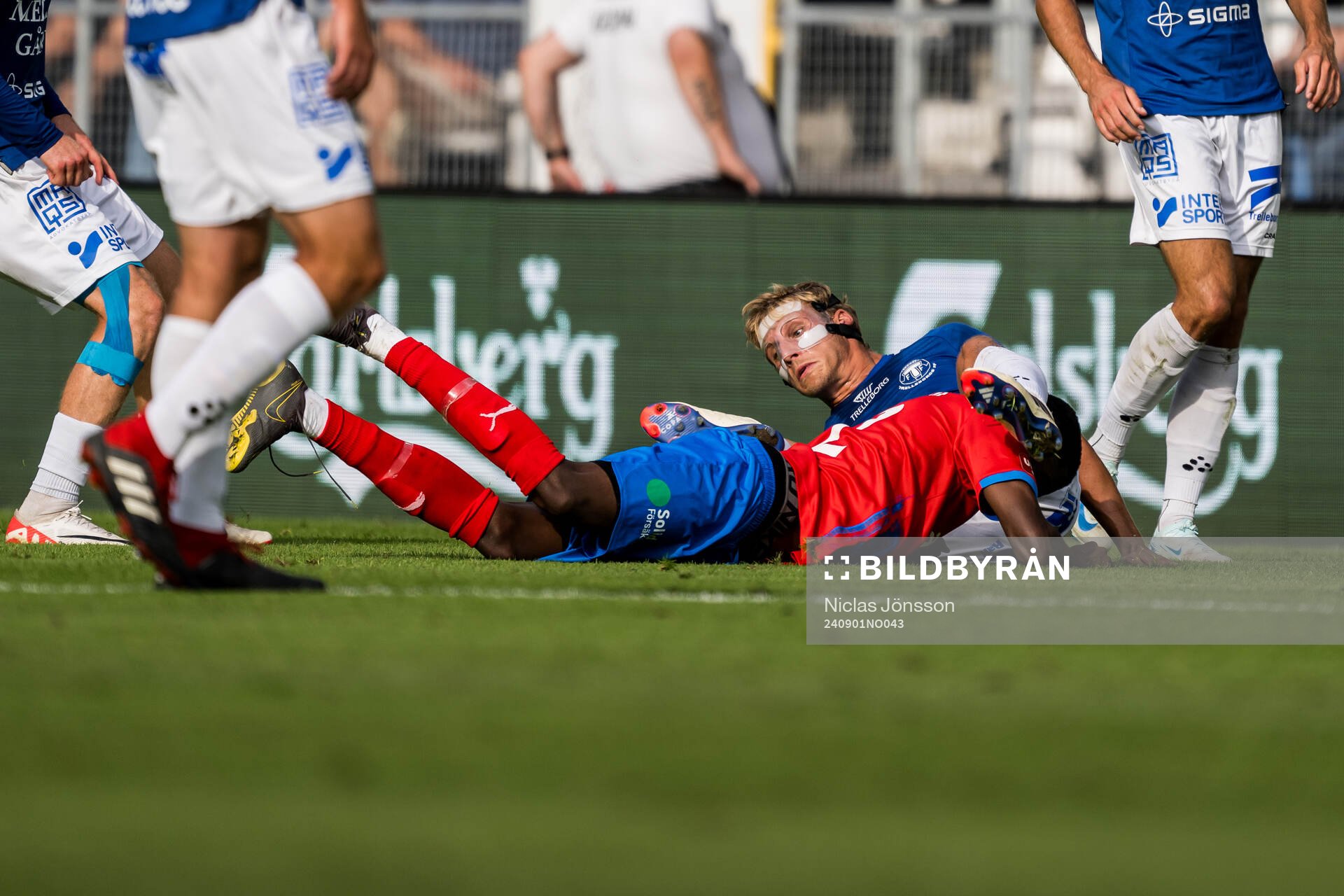 Trelleborgs Tobias Karlsson och Helsingborgs Chisomnazu
