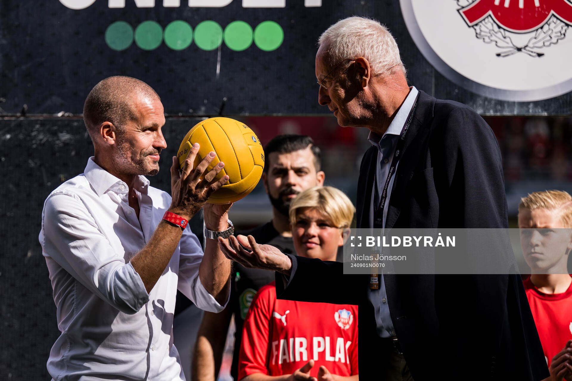 Helsingborgs assisterande tränare Sven Andersson och Christoffer Andersson mottager jubleumsbollen inför fotbollsmatchen i Superettan mellan Helsingborg och Trelleborg den 1 september 2024 i Helsingborg.