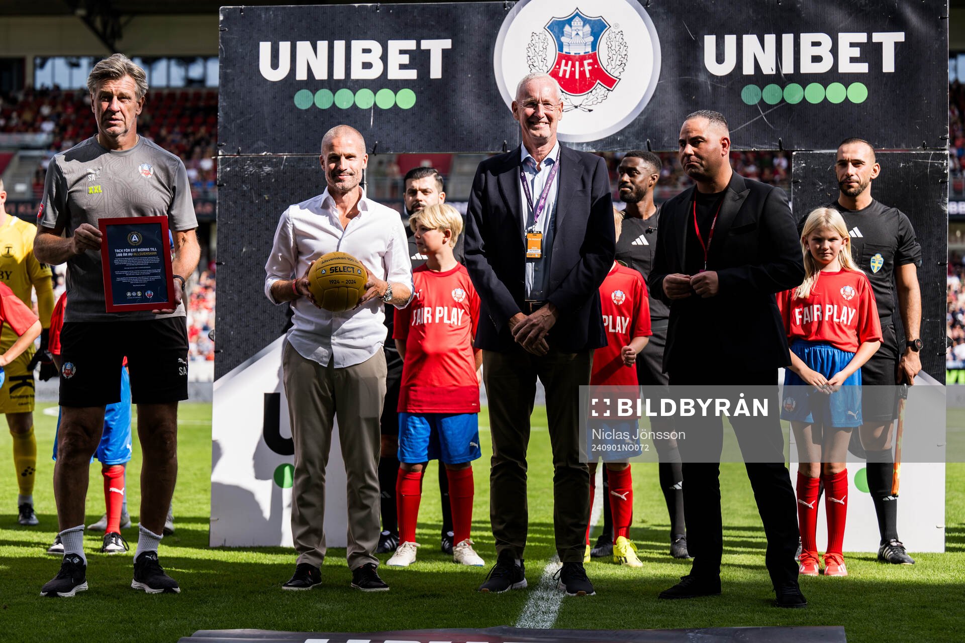 Helsingborgs assisterande tränare Sven Andersson och Christoffer Andersson mottager jubleumsbollen inför fotbollsmatchen i Superettan mellan Helsingborg och Trelleborg den 1 september 2024 i Helsingborg.