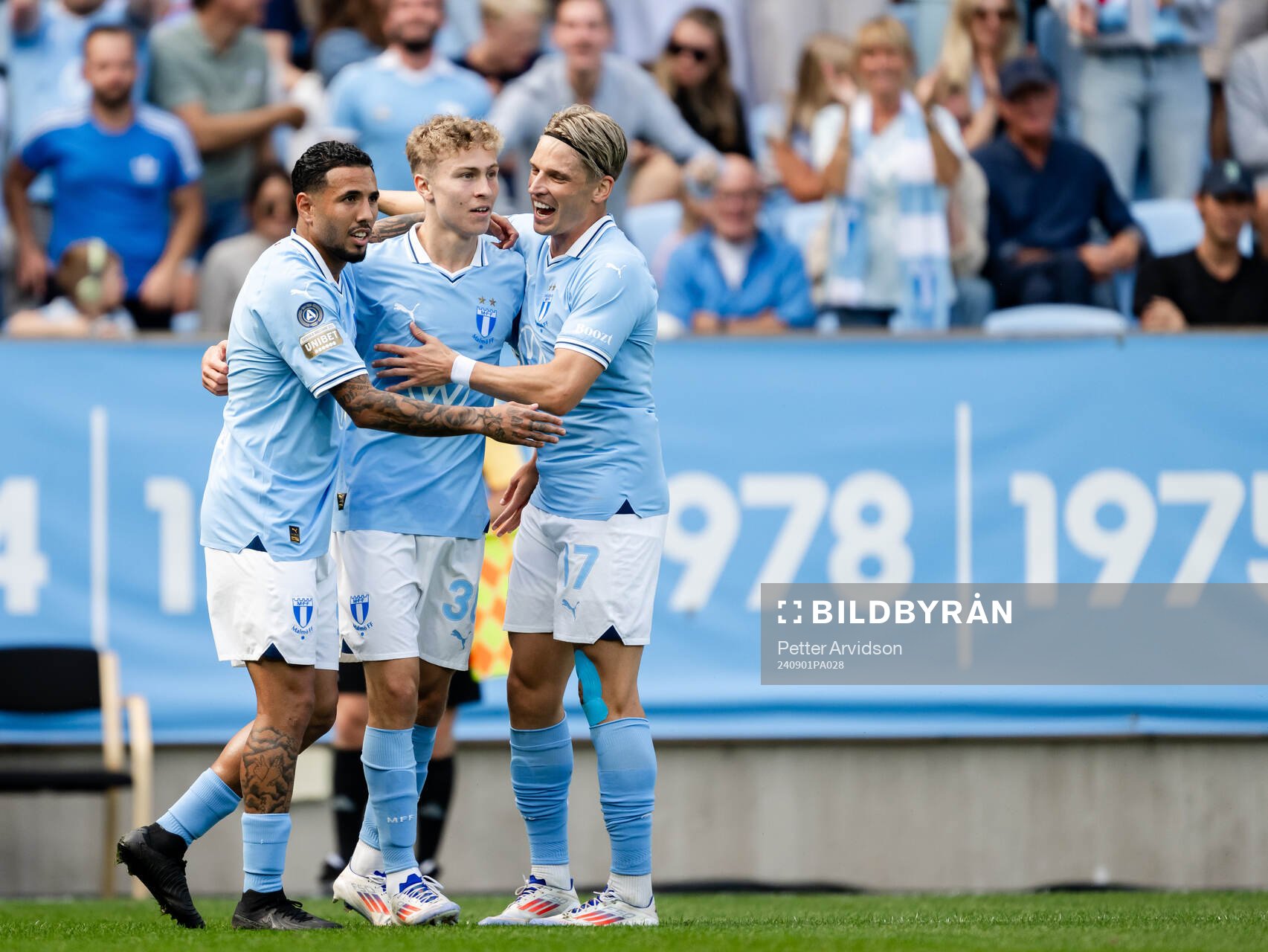 Malmö FFs Hugo Bolin jublar med Sergio Pena och Jens