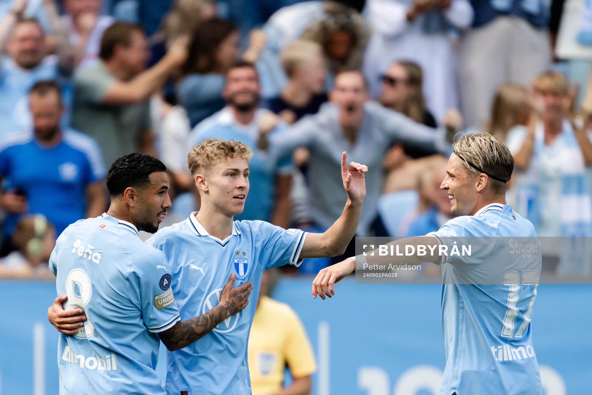 Malmö FFs Hugo Bolin jublar med Sergio Pena och Jens