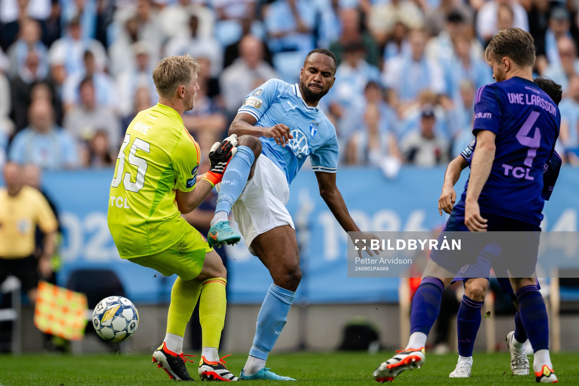 Djurgårdens målvakt Jacob Rinne och Malmö FFs Isaac Kiese Thelin under fotbollsmatchen i Allsvenskan mellan Malmö FF och Djurgården den 1 september 2024 i Malmö.