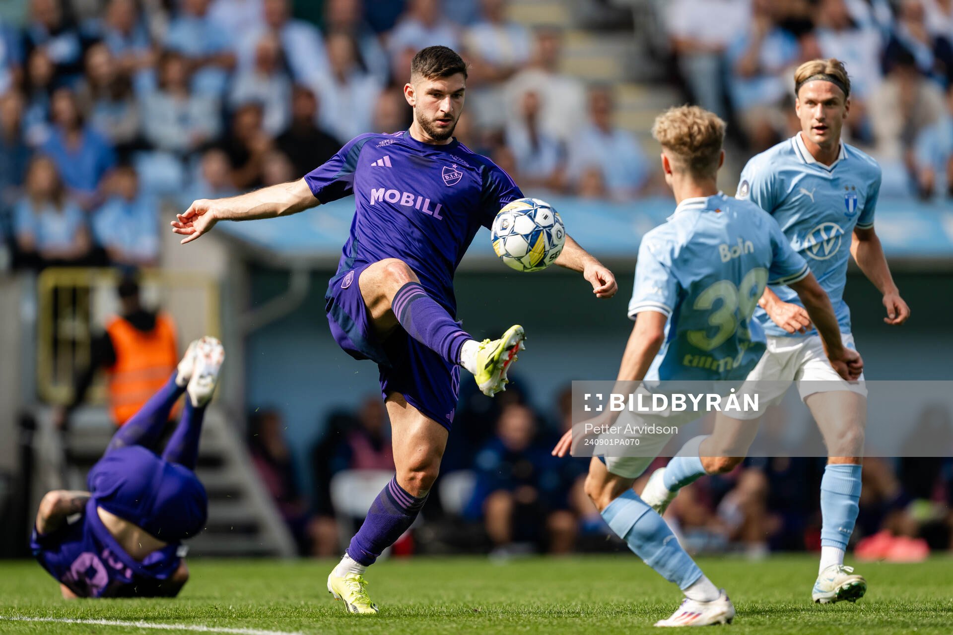 Djurgårdens Besard Sabovic och Malmö FFs Hugo Bolin