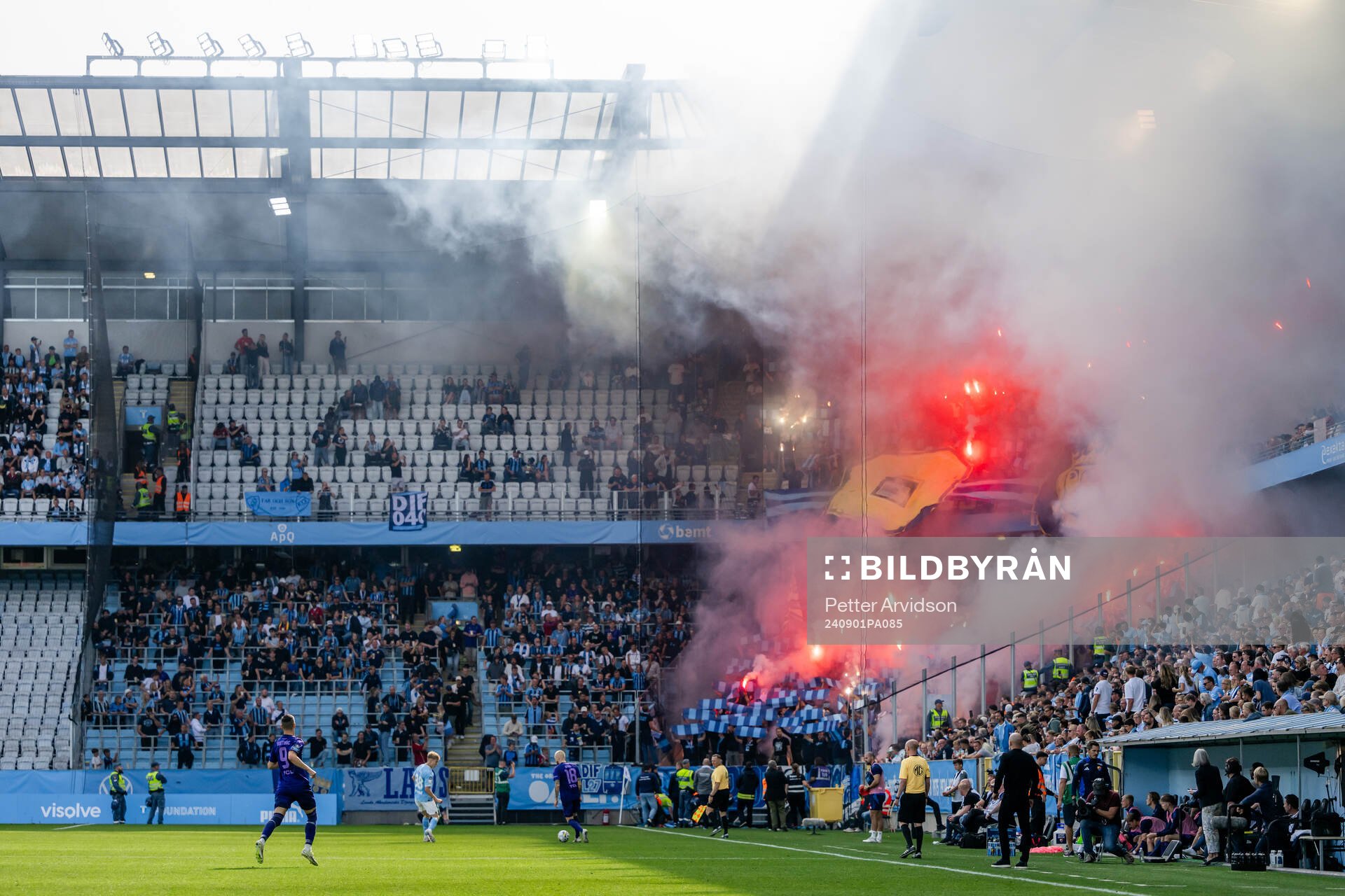 Djurgårdens supportrar med bengaler
