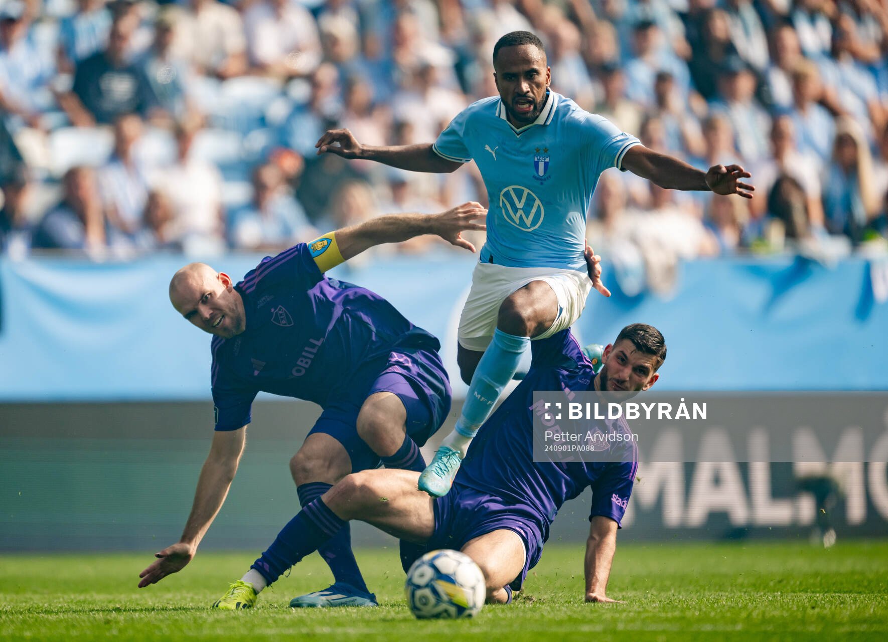 Malmö FFs Isaac Kiese Thelin i en kamp mot Djurgårdens