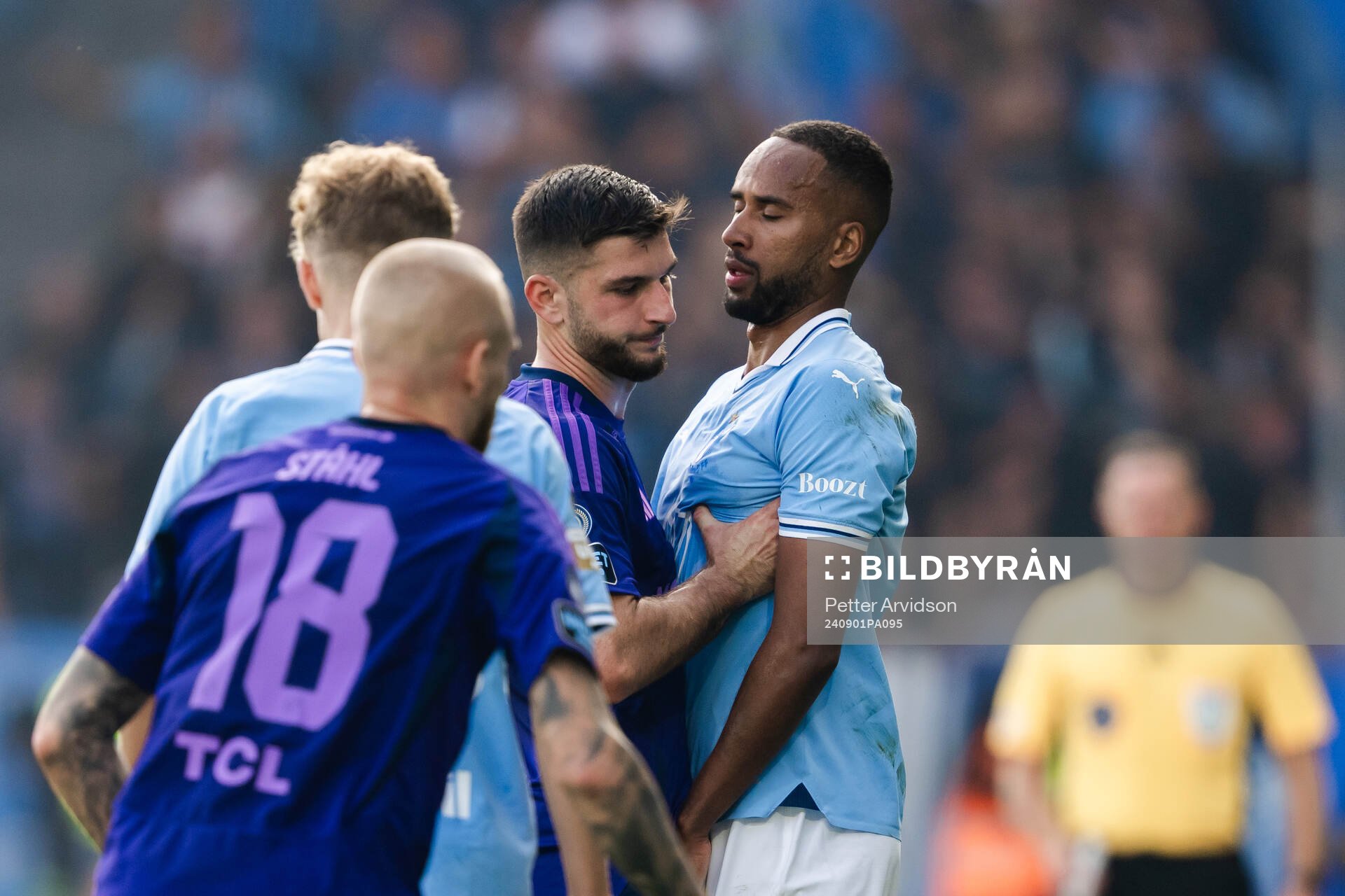 Djurgårdens Besard Sabovic och Malmö FFs Isaac Kiese
