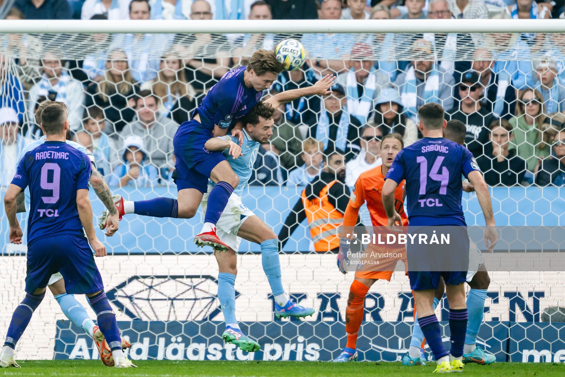 Djurgårdens Miro Tenho och Malmö FFs +Colin Rösler