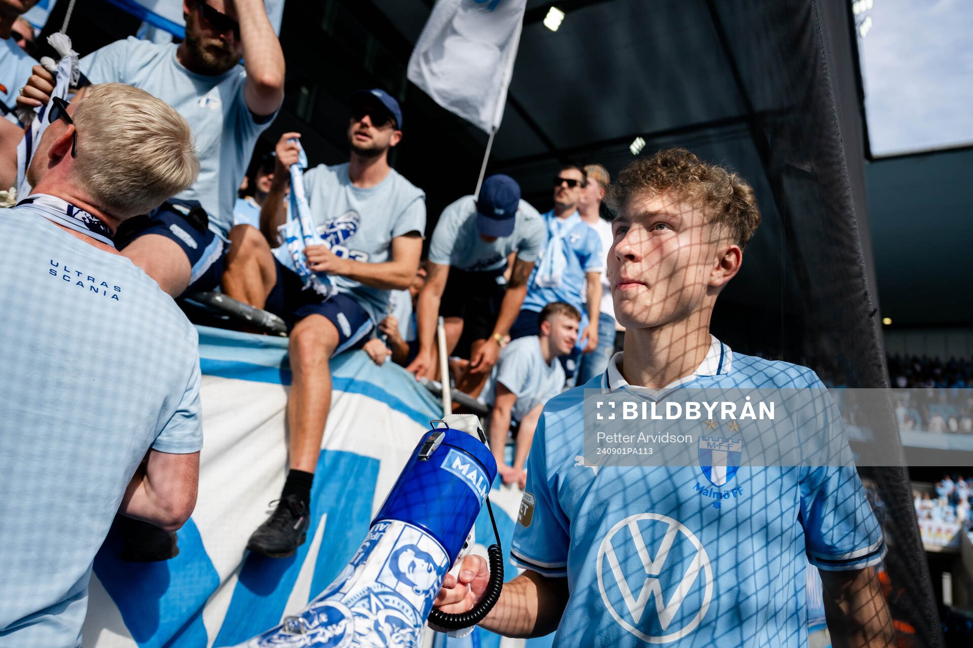 Malmö FFs Hugo Bolin jublar med supportrar