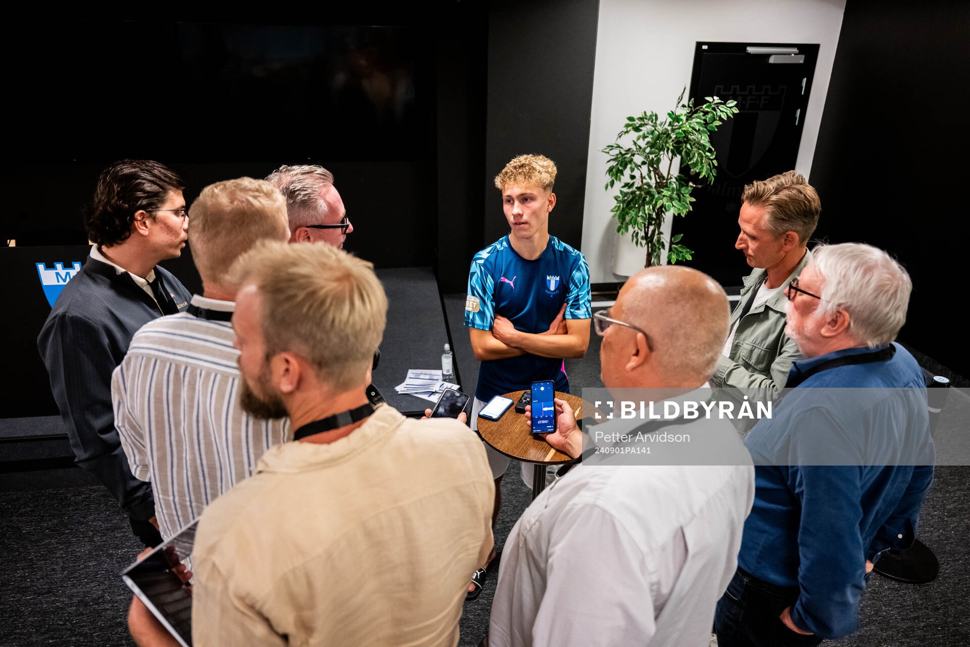 Malmö FFs Hugo Bolin pratar med media