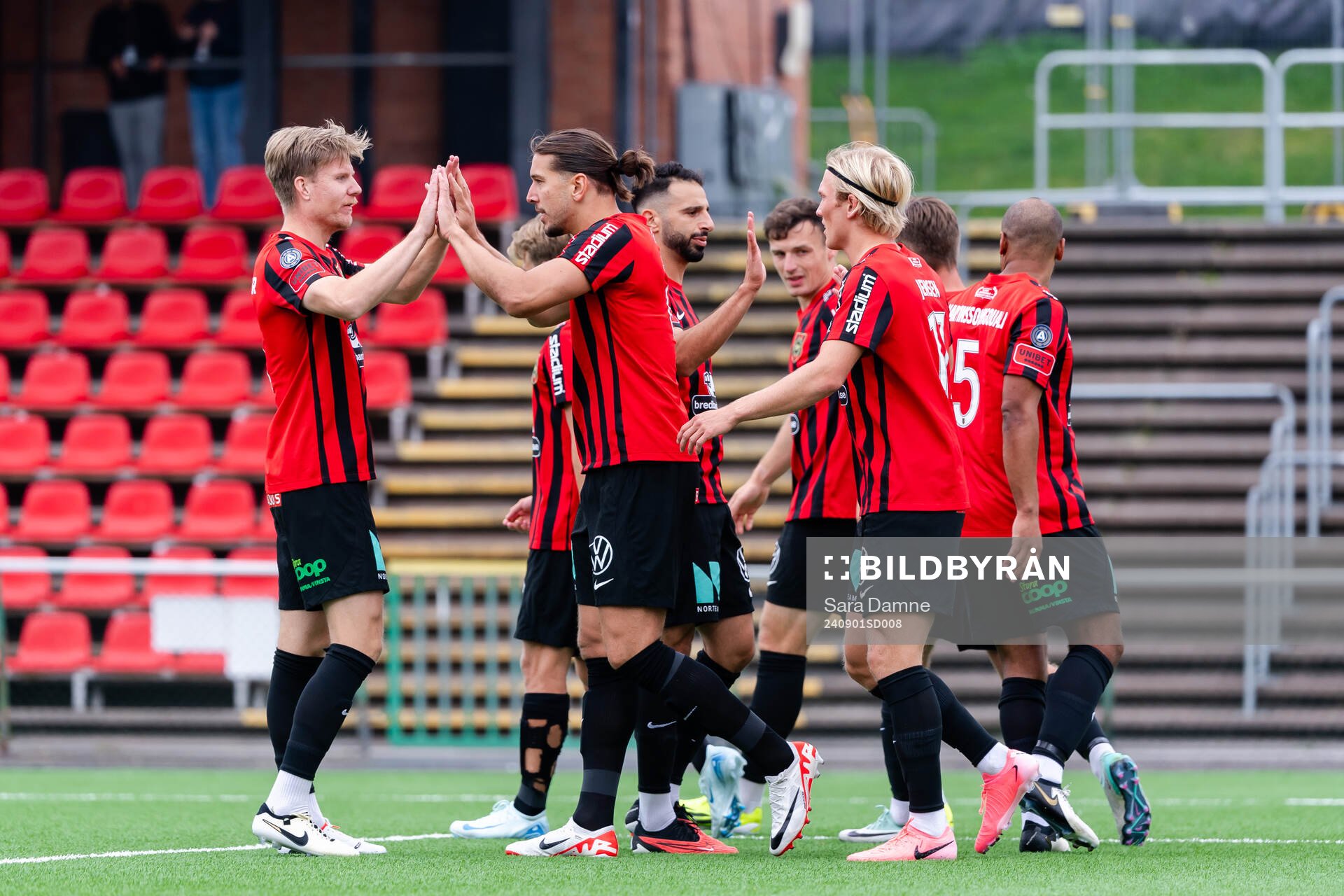 Brommapojkarnas spelare jublar