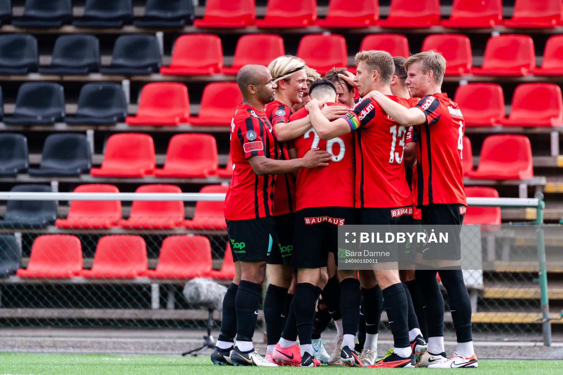 Brommapojkarnas spelare jublar med Alex Timossi Andersson