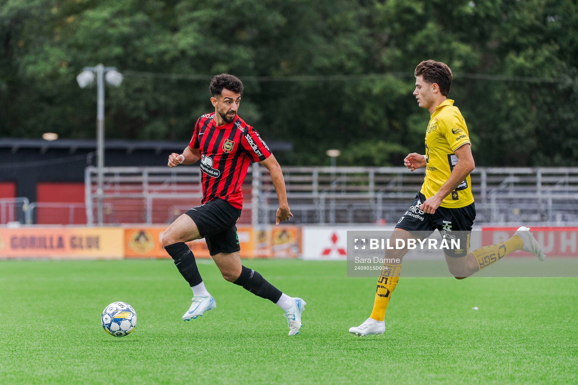 Brommapojkarnas Daleho Irandust och Elfsborgs Besfort Zeneli under fotbollsmatchen i Allsvenskan mellan Brommapojkarna och Elfsborg den 1 september 2024 i Stockholm.