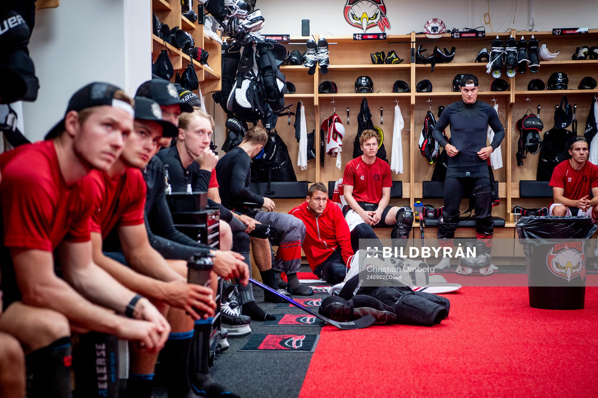 Malmö Redhawks tränare Tomas Kollar bland spelarna