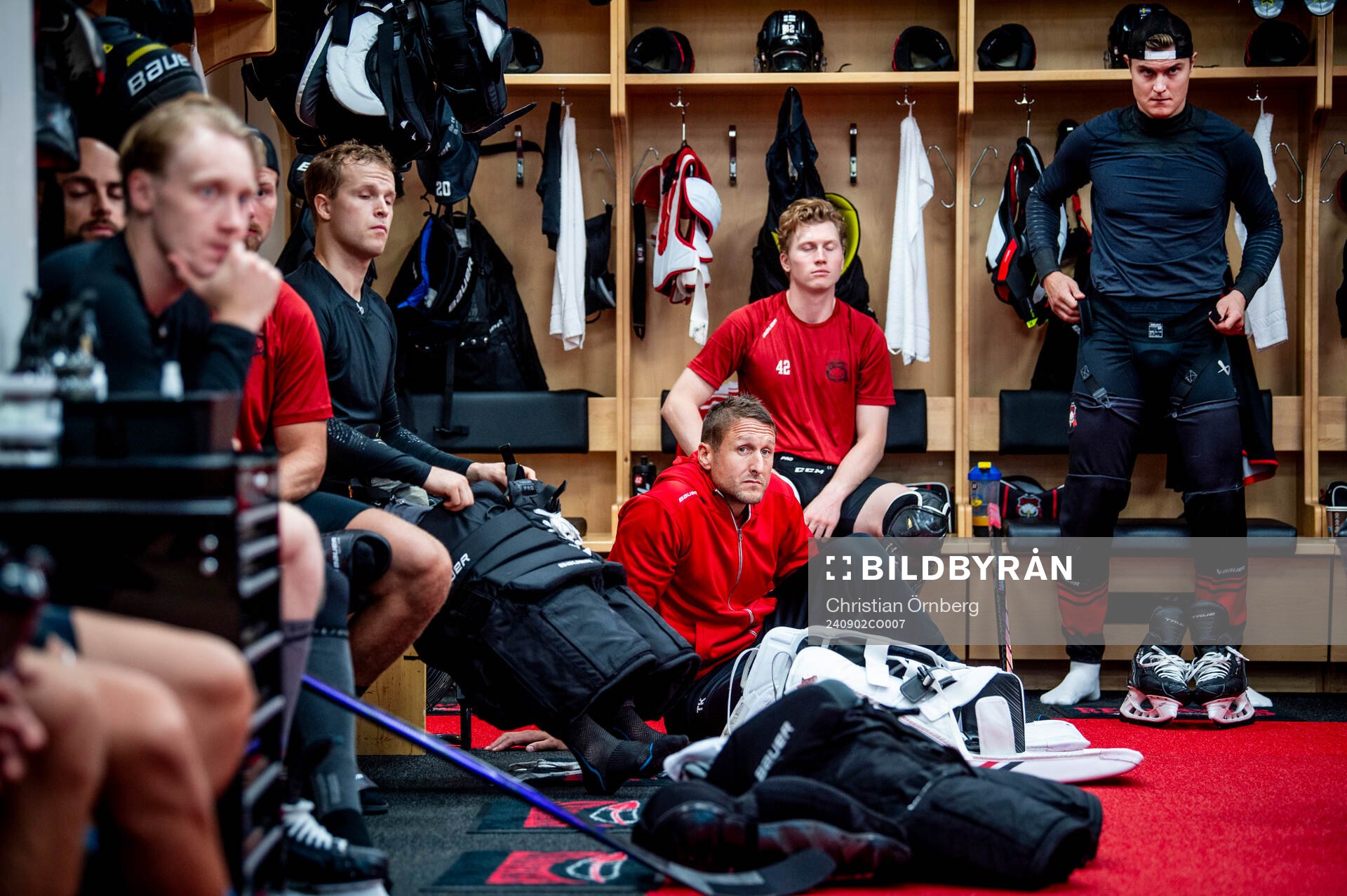 Malmö Redhawks tränare Tomas Kollar bland spelarna