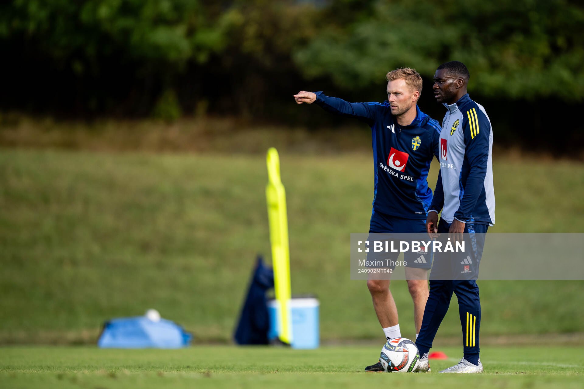 Assistant coach Sebastian Larsson and Ken Sema of the