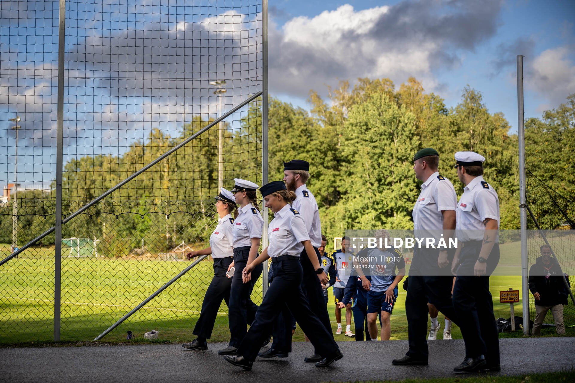 Members of military in front of Lucas Bergvall of the