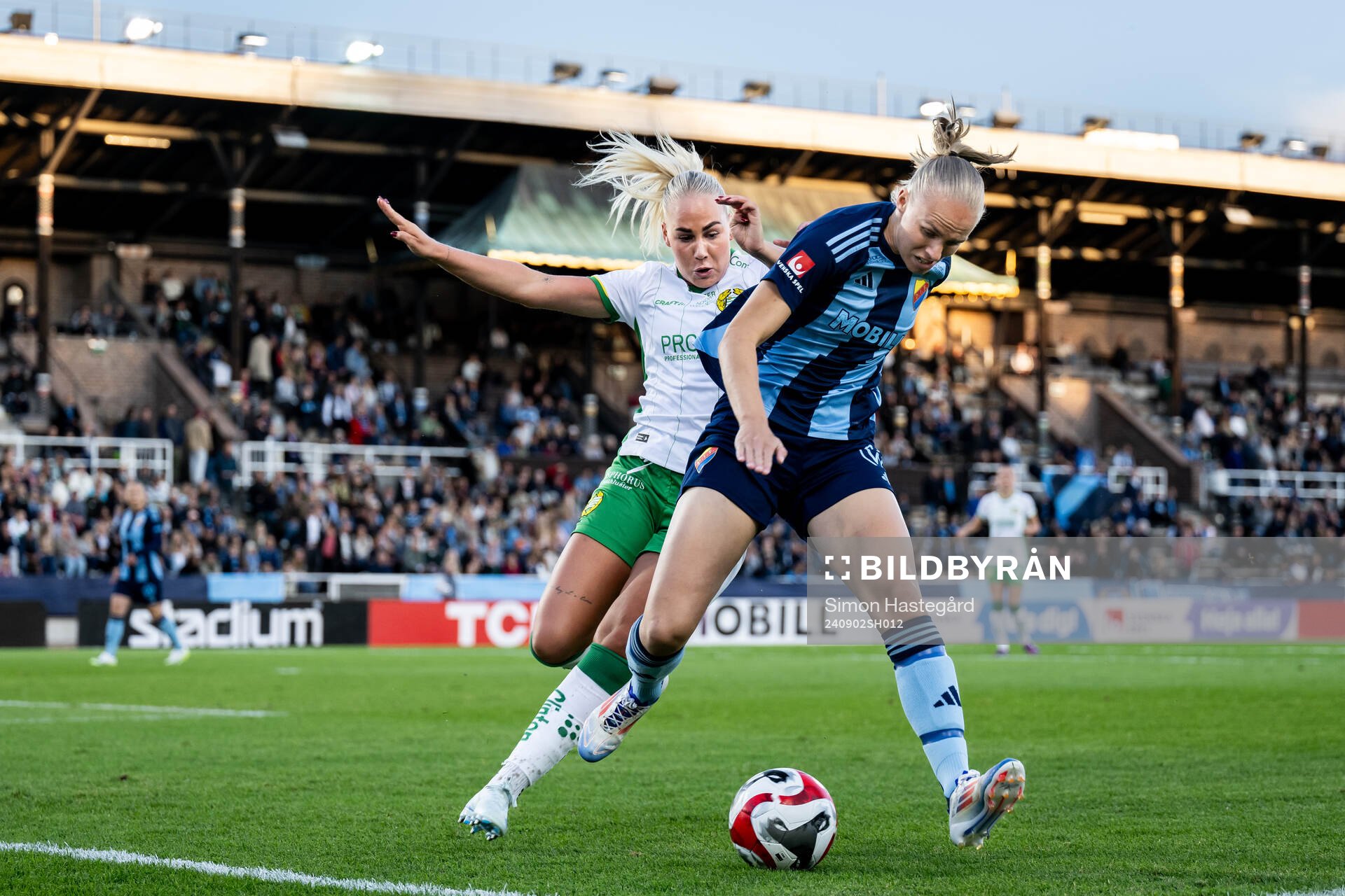 Hammarbys Cathinka Tandberg och Djurgårdens Matilda Plan