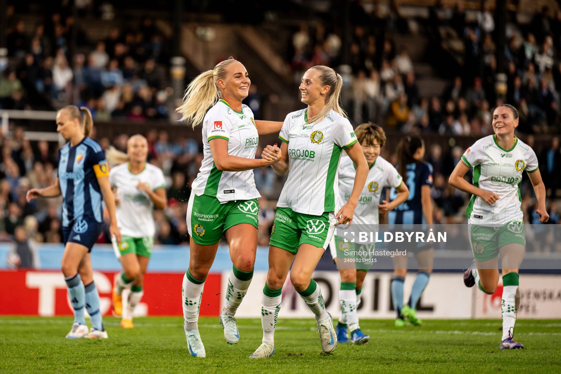 Hammarbys Cathinka Tandberg och Ellen Wangerheim jublar